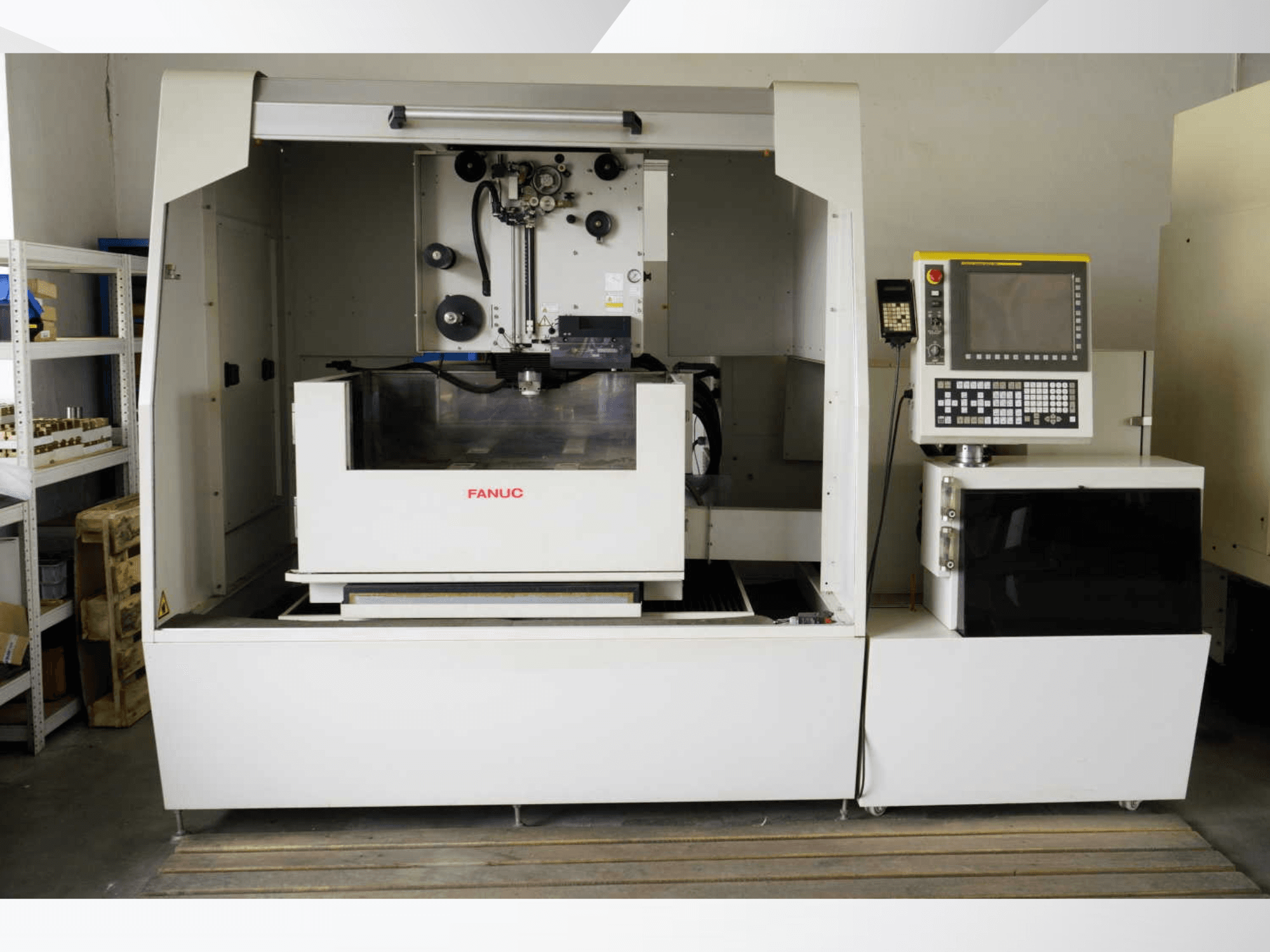 Máquina de electroerosión por hilo FANUC ROBOCUT alpha-1iD, vista frontal en la que se aprecian el panel de control y las características del área de trabajo.