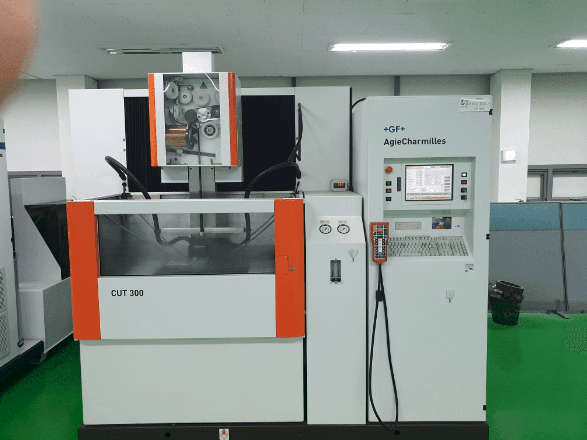 Vista frontal de la máquina AGIE CUT 300