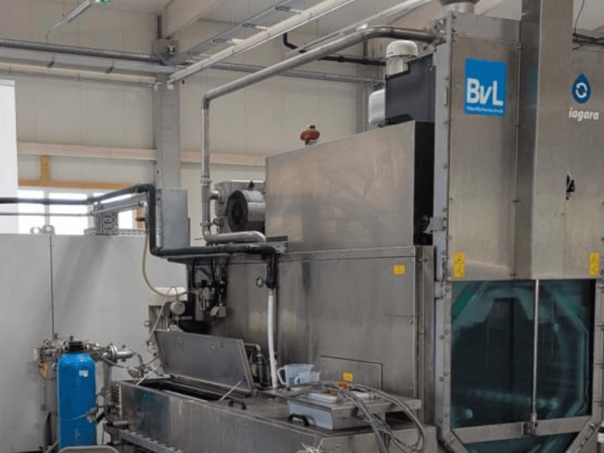 Máquina herramienta BvL Niagara DFS 800-2T en un entorno industrial, vista lateral en la que se aprecian la estructura metálica y las mangueras conectadas.