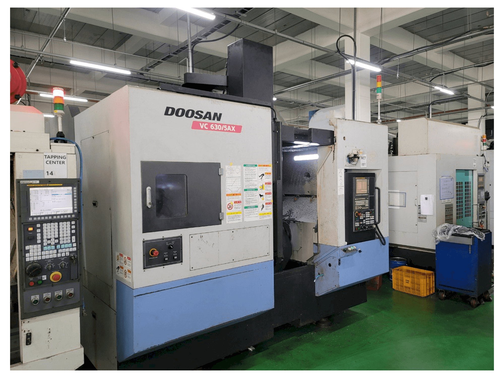 Vista frontal de la máquina Doosan VC 630/5AX