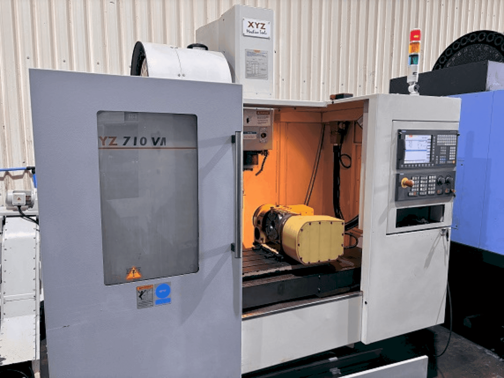 Vista frontal de la máquina XYZ 710 VMC