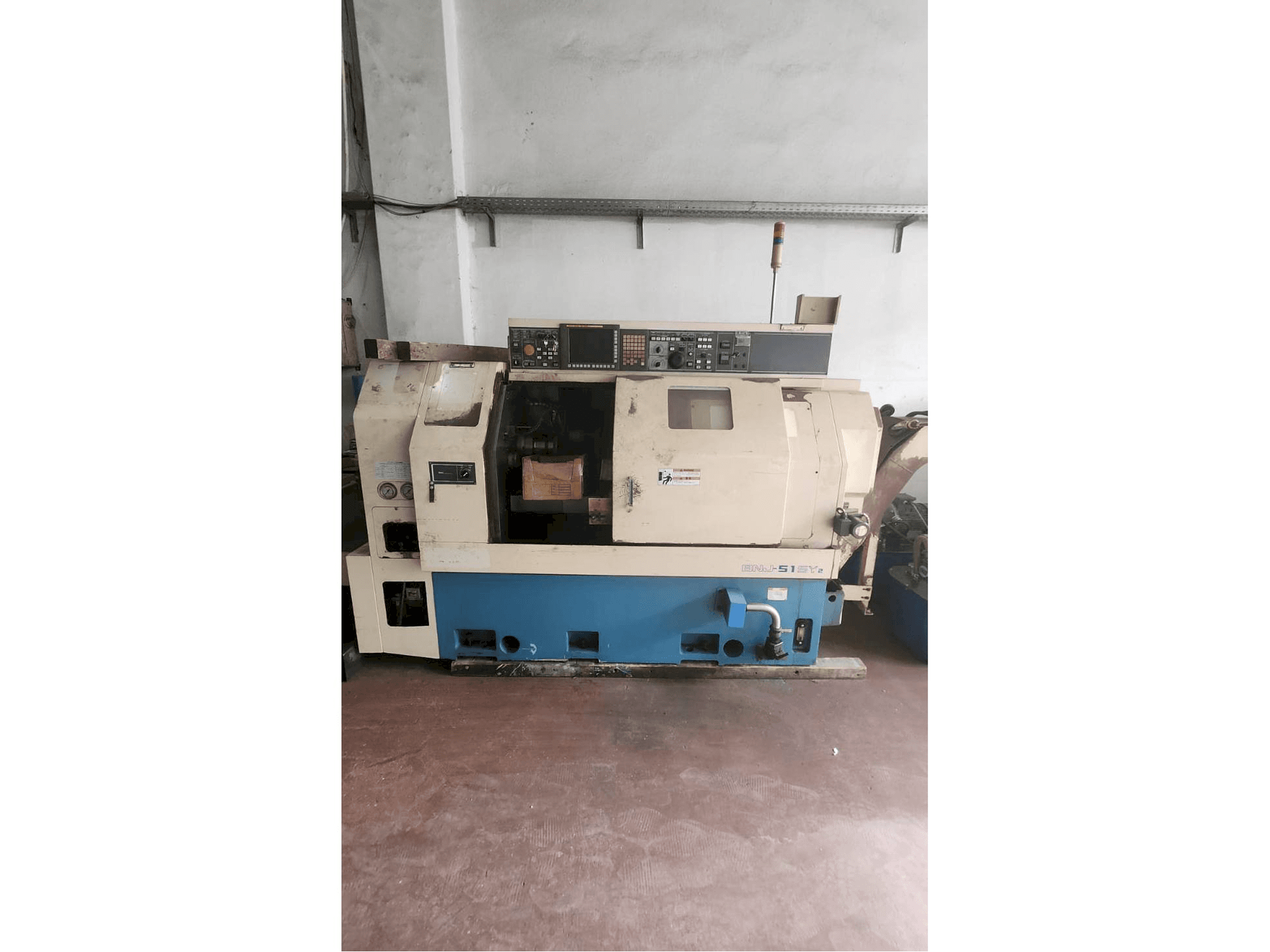 Vista frontal de la máquina Miyano BNJ 42 SY