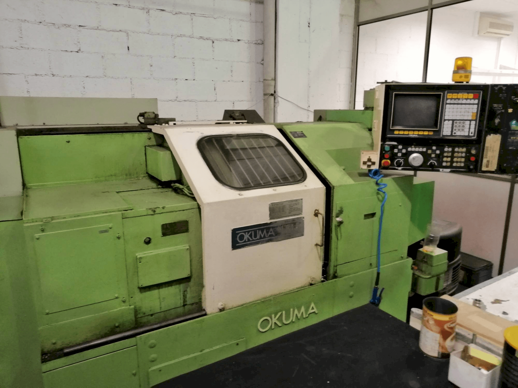Vista frontal de la máquina Okuma LB15