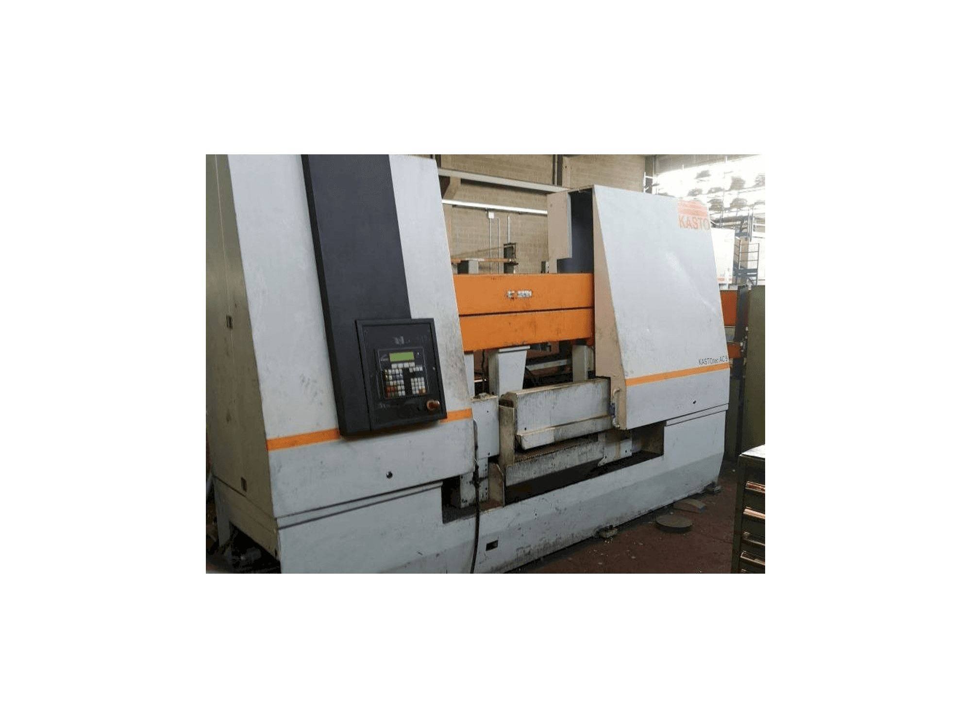 Vista lateral izquierda de la máquina KASTO AC5