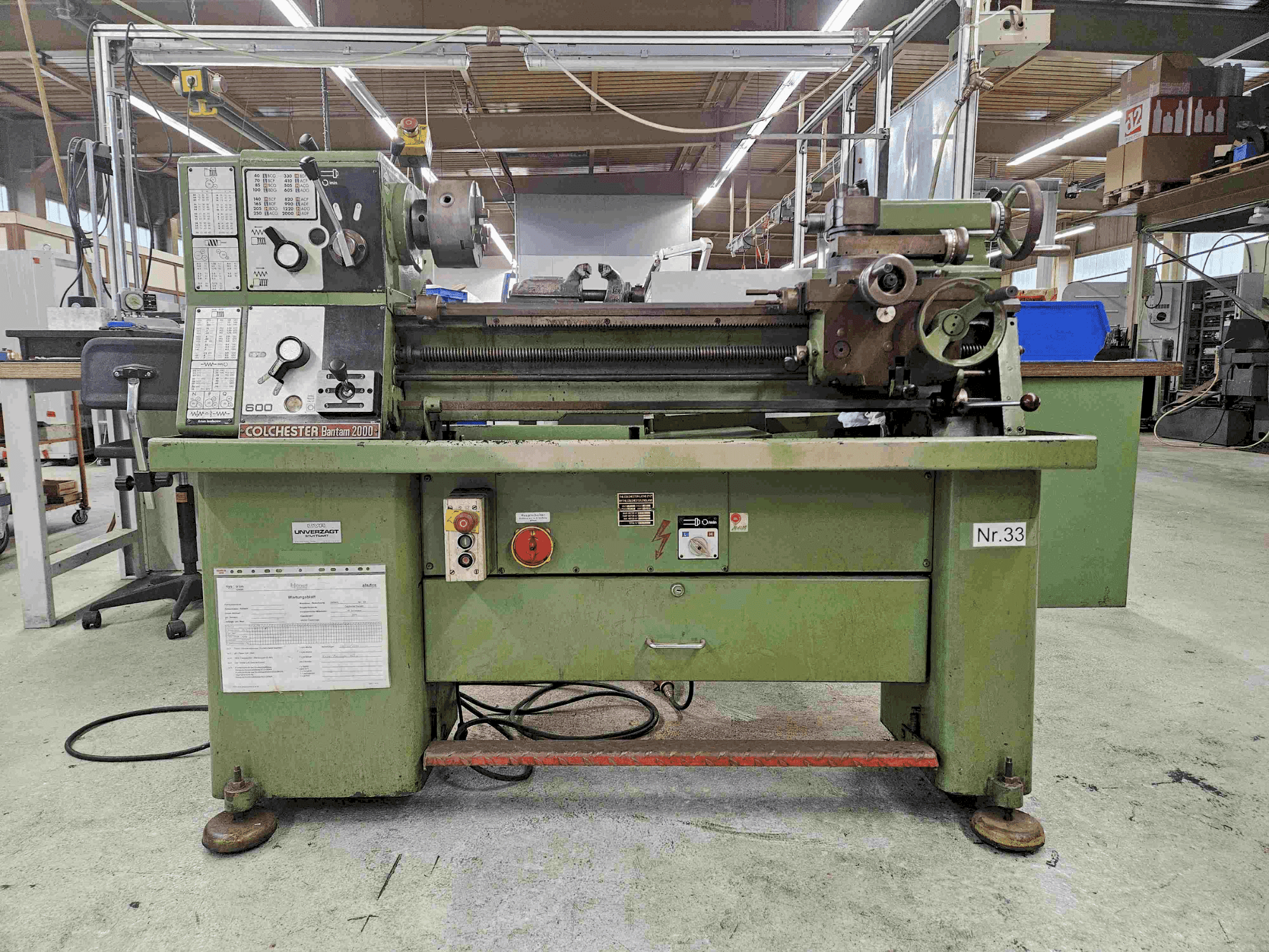 Vista frontal de la máquina Colchester Bantam 2000