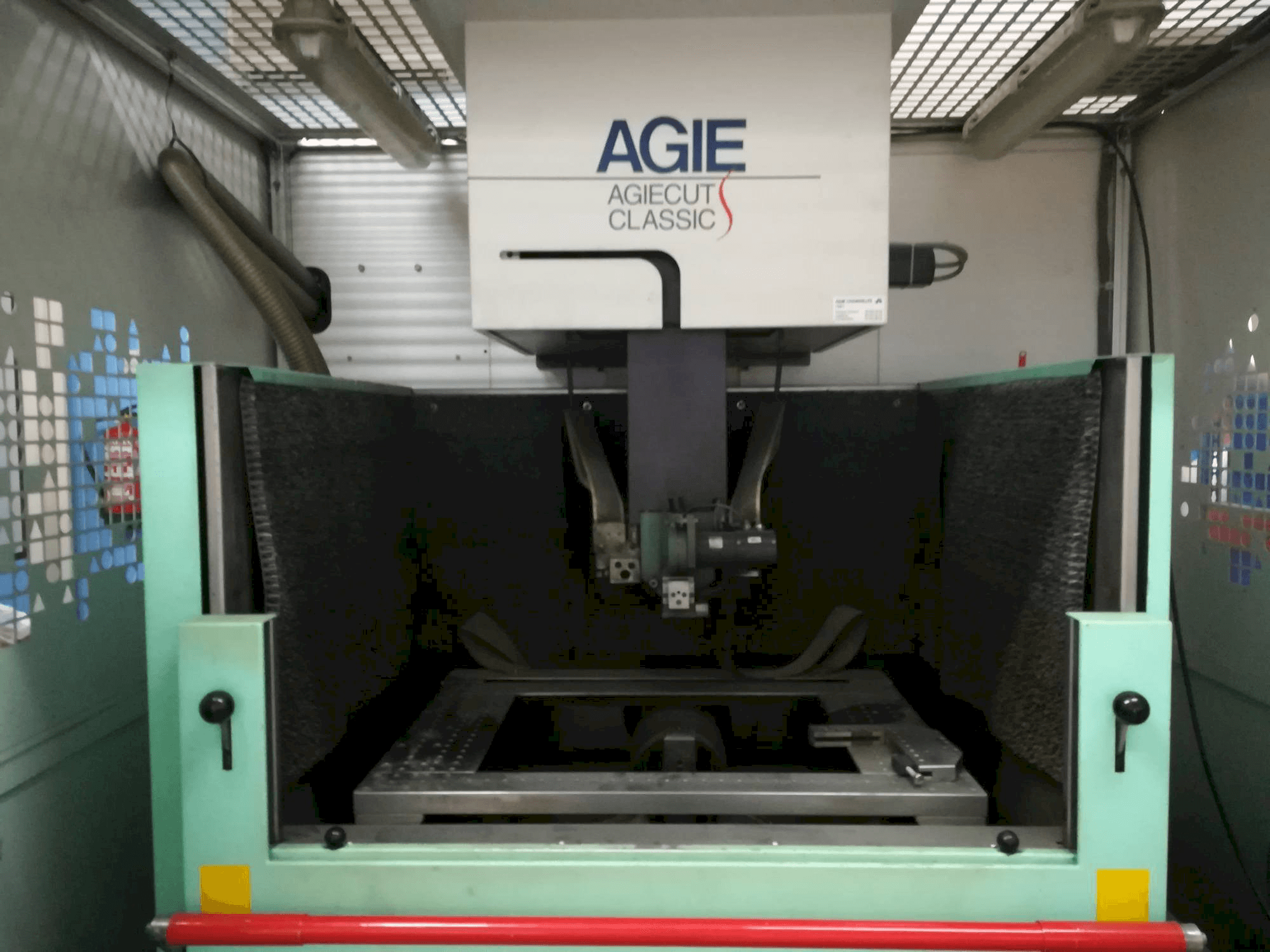 Vista frontal de la máquina AGIE Agiecut Classic 3S