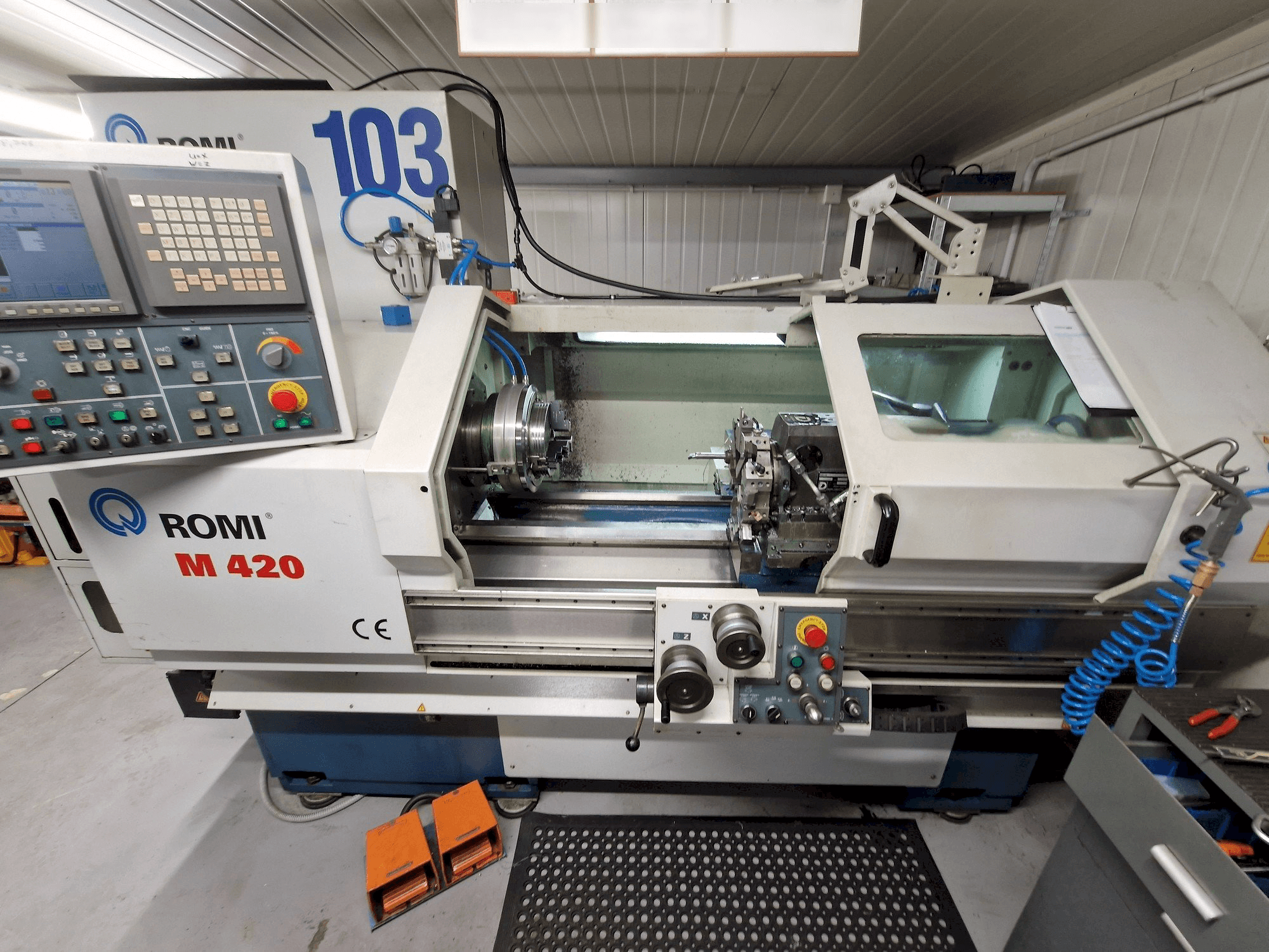 Vista frontal de la máquina Romi M 420