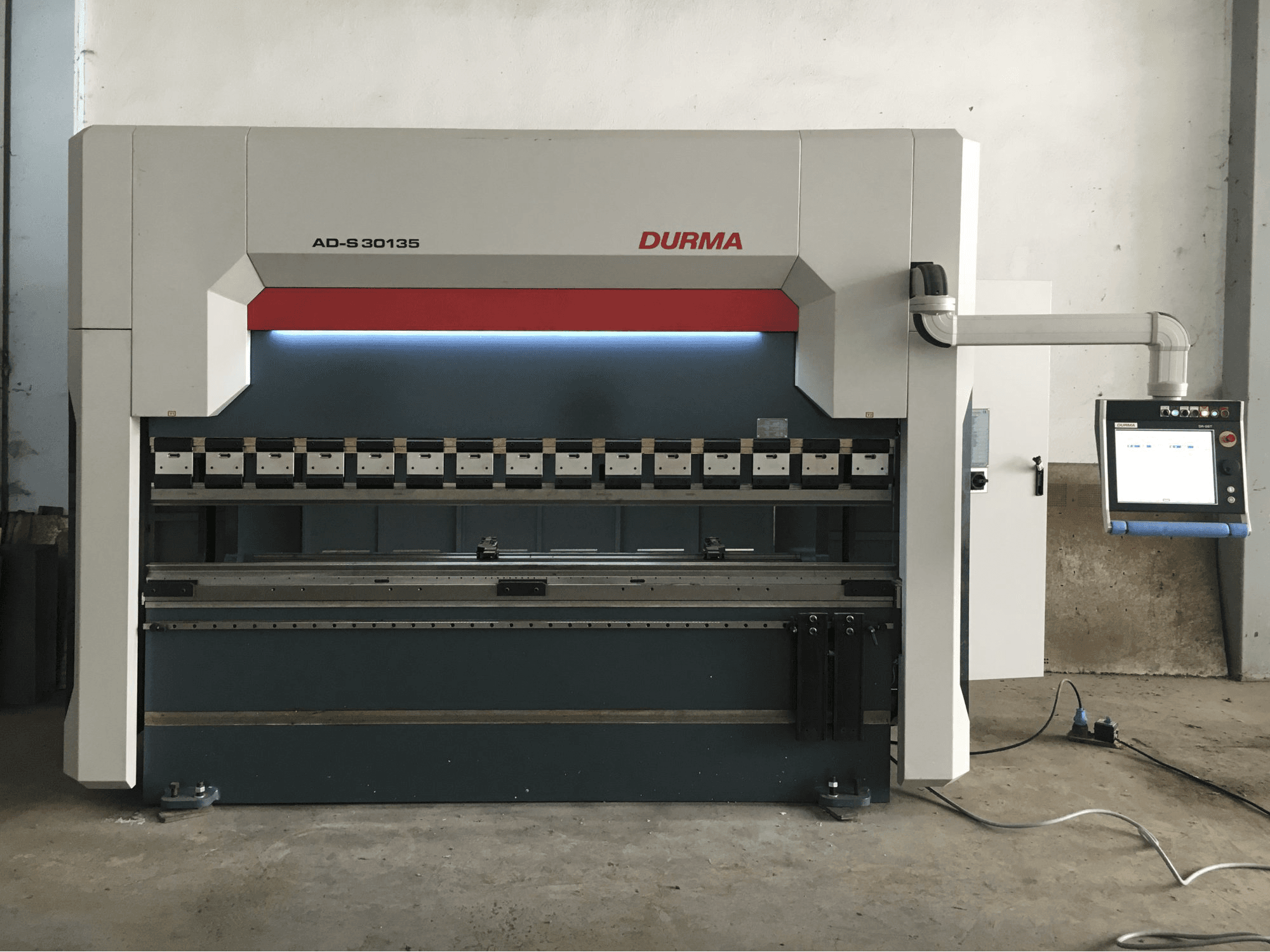 Vista frontal de la máquina Durma AD-S 30135