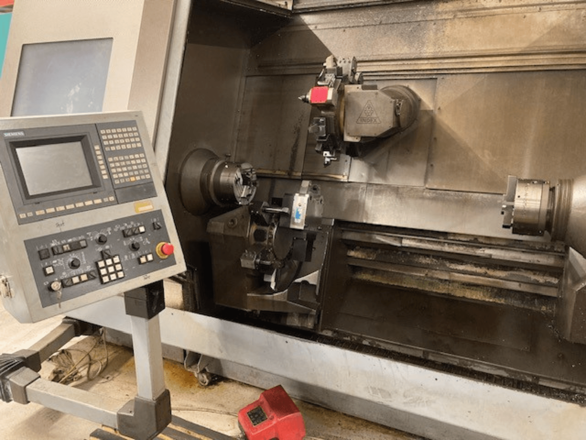 Máquina de torneado horizontal Index G300 L YB con panel de control, mandril visible y área de trabajo, vista frontal.