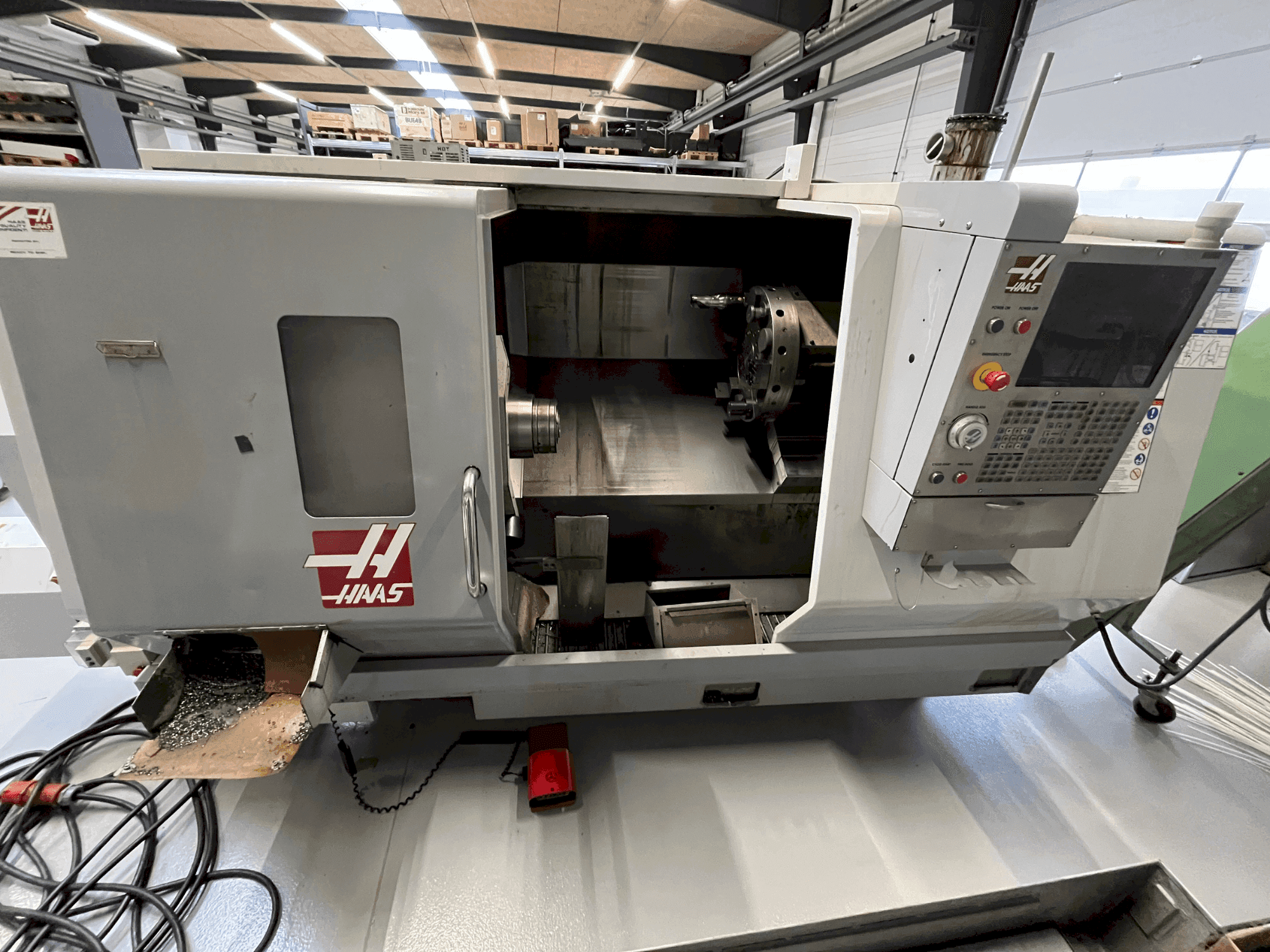 Vista frontal de la máquina HAAS SL-30