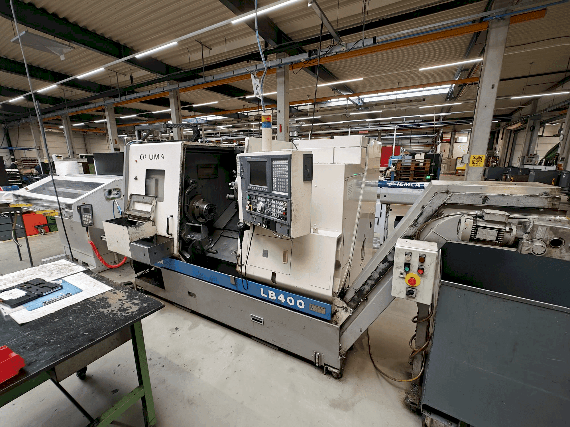 Vista frontal de la máquina Okuma LB400