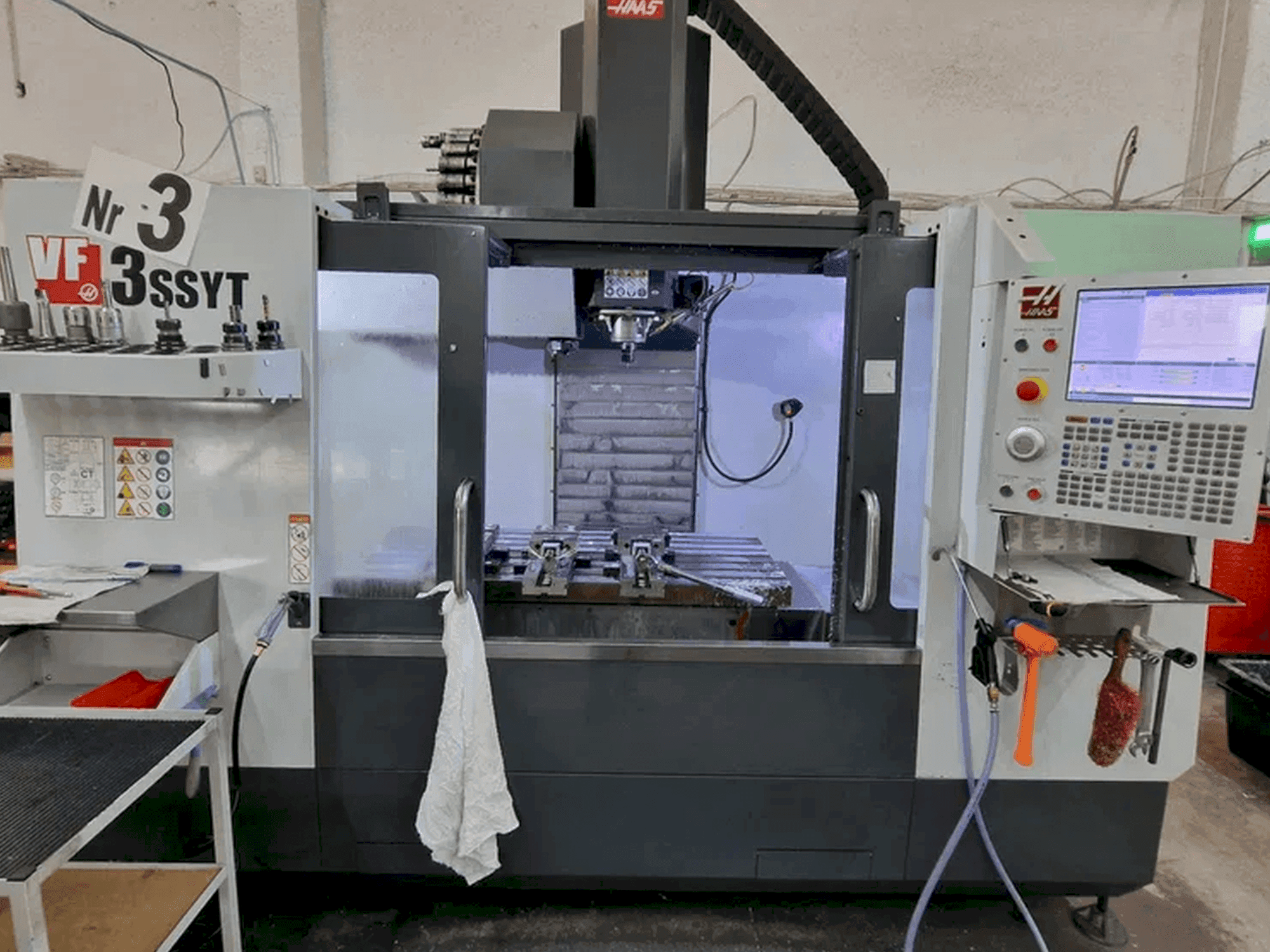 Vista frontal de la máquina HAAS VF-3 SSYT