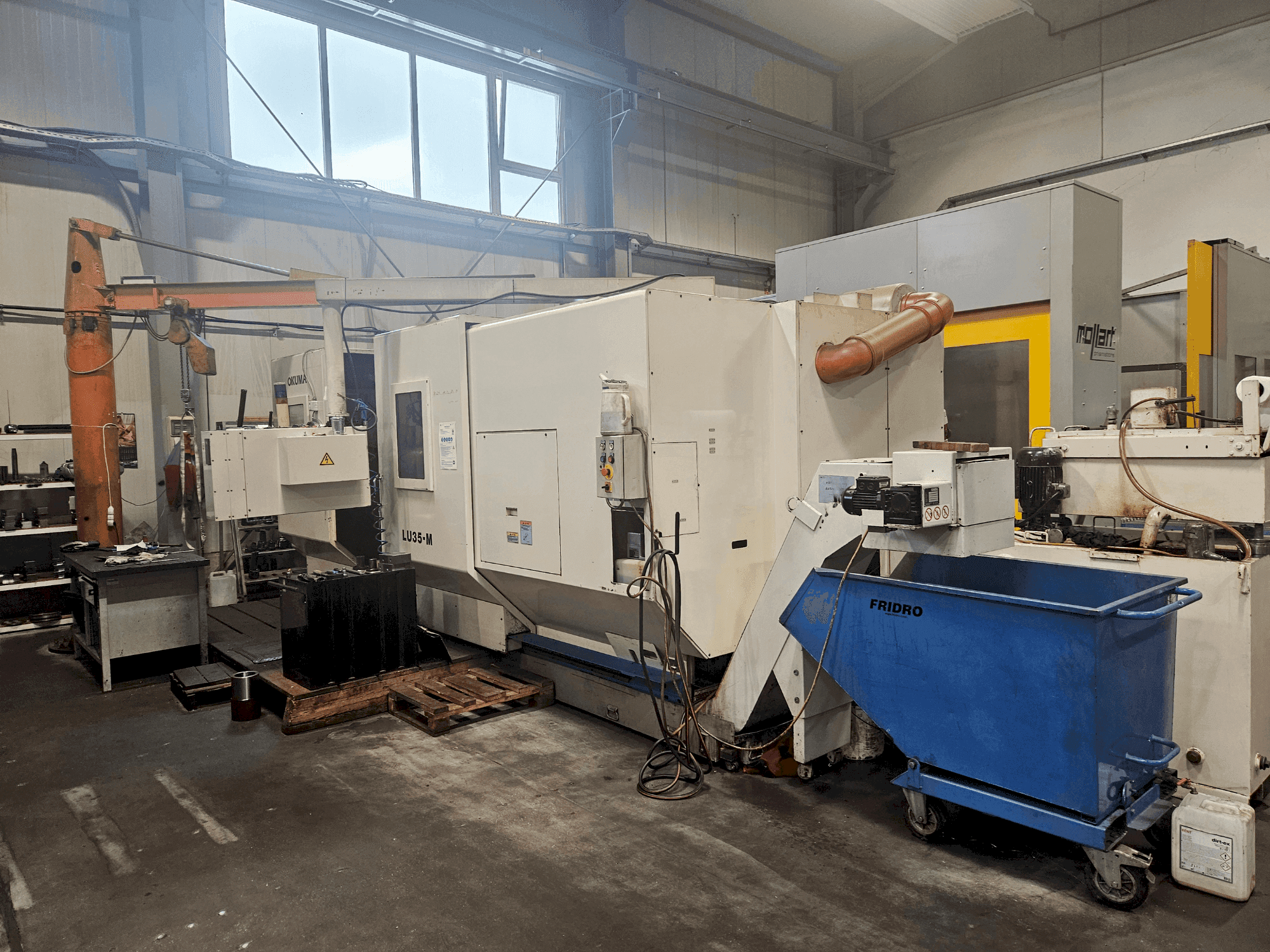 Vista frontal de la máquina Okuma LU 35-M