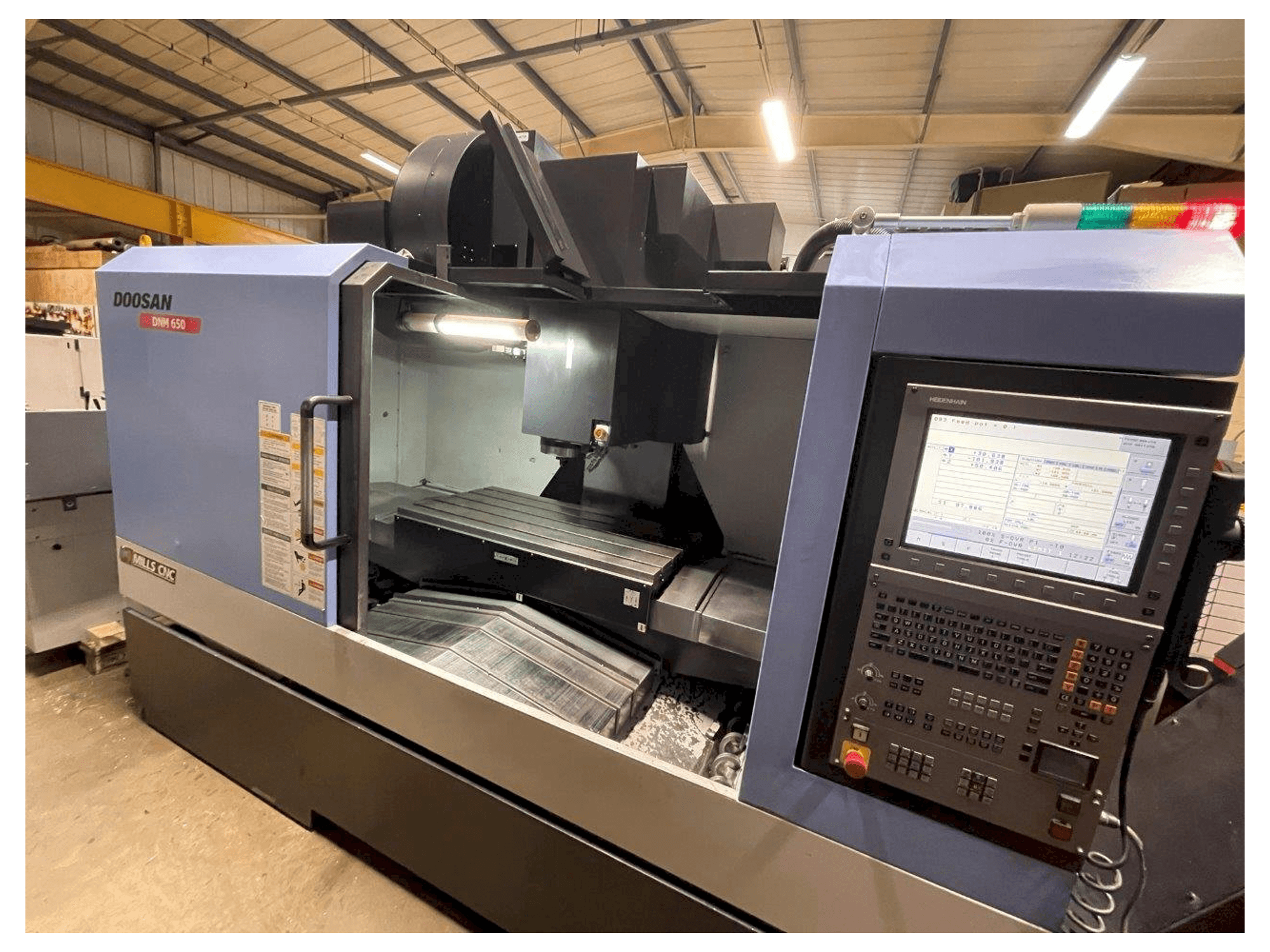 Vista frontal de la máquina Doosan DNM650