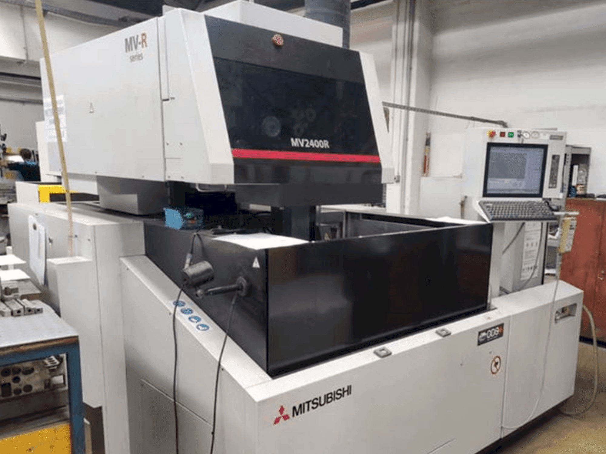 Vista frontal de la máquina Mitsubishi Electric MV2400R
