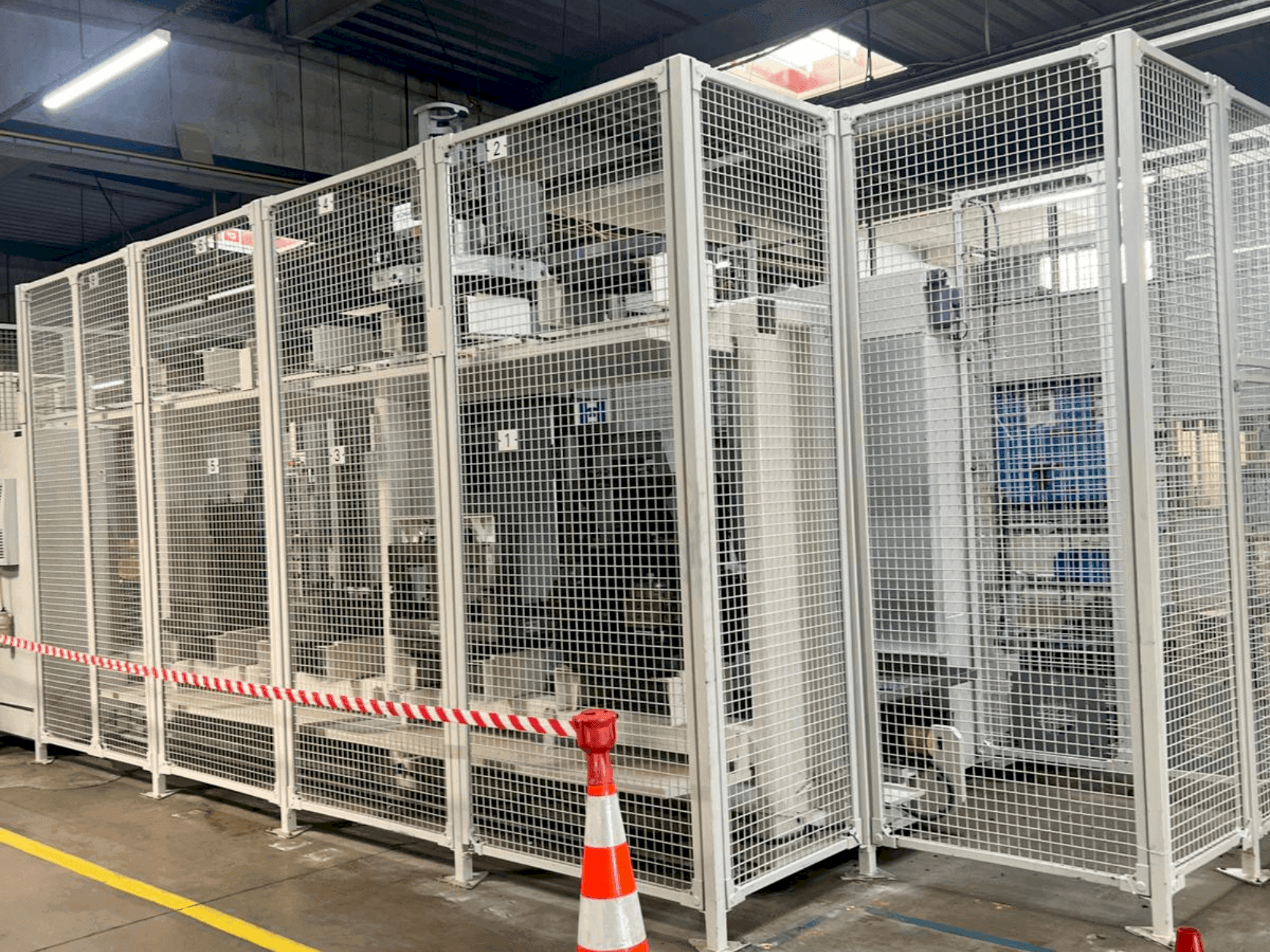 Vista frontal de la máquina HELLER MCH 250