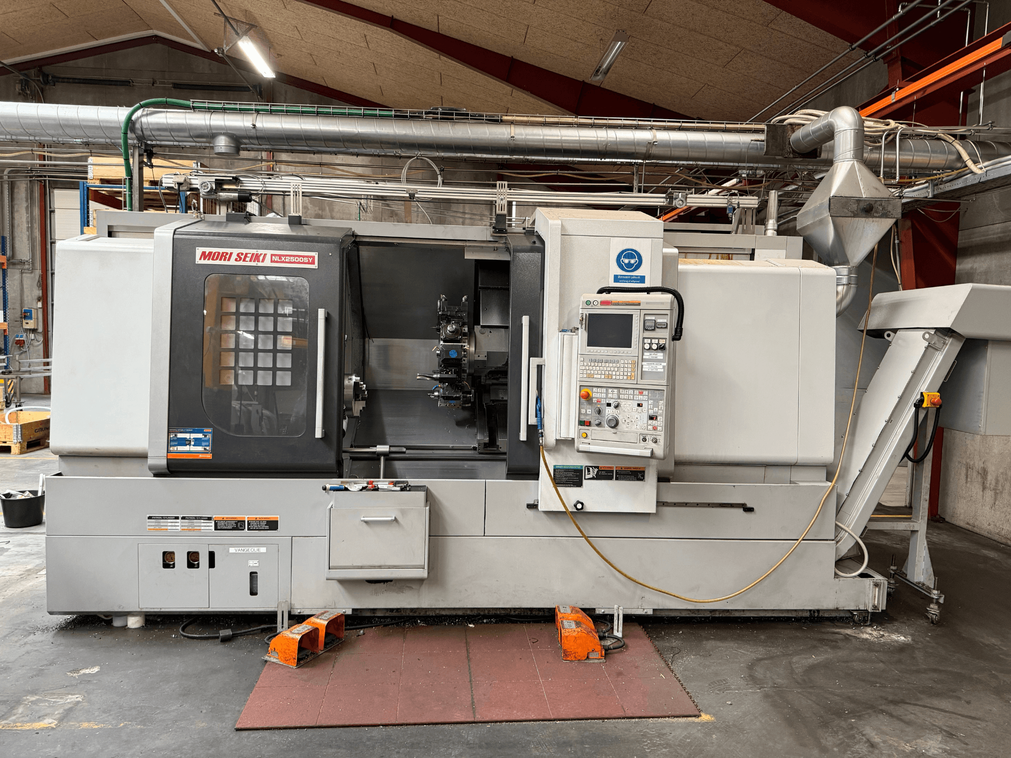 Torno horizontal DMG MORI NLX2500SY/1250, vista frontal, en la que se aprecian el panel de control y los componentes operativos.