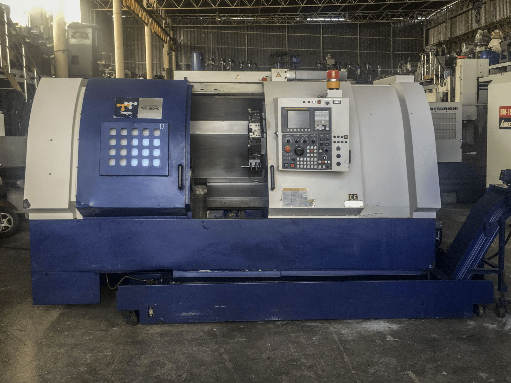 Vista frontal de la máquina Tongtai TNL-130 AL