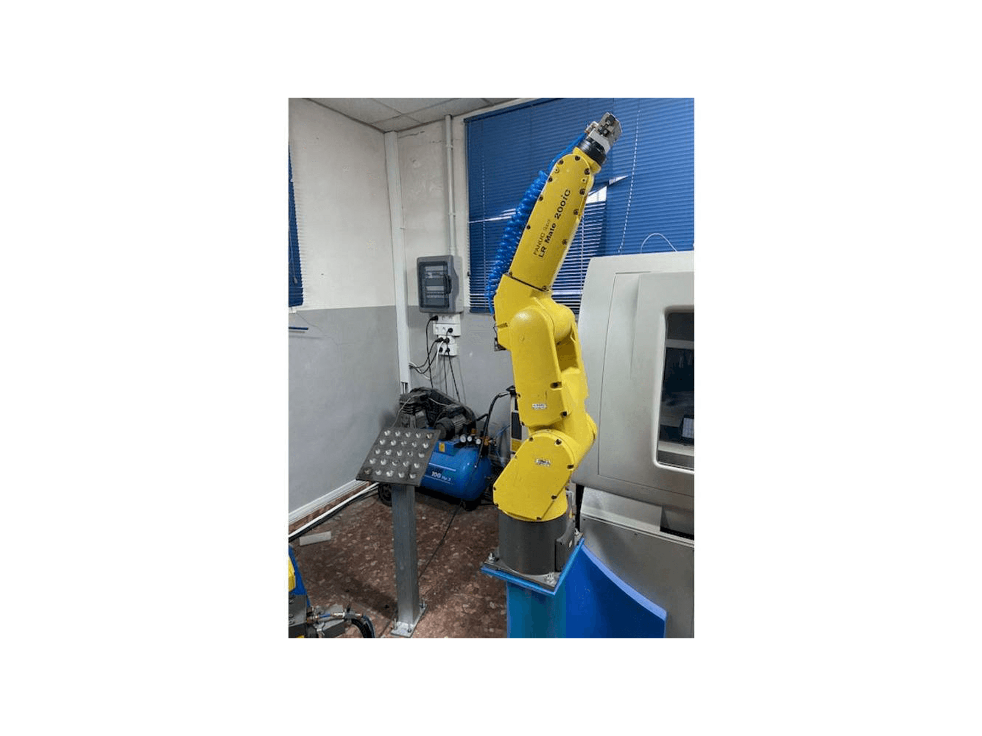 Vista frontal de la máquina FANUC LR MATE 200 ic