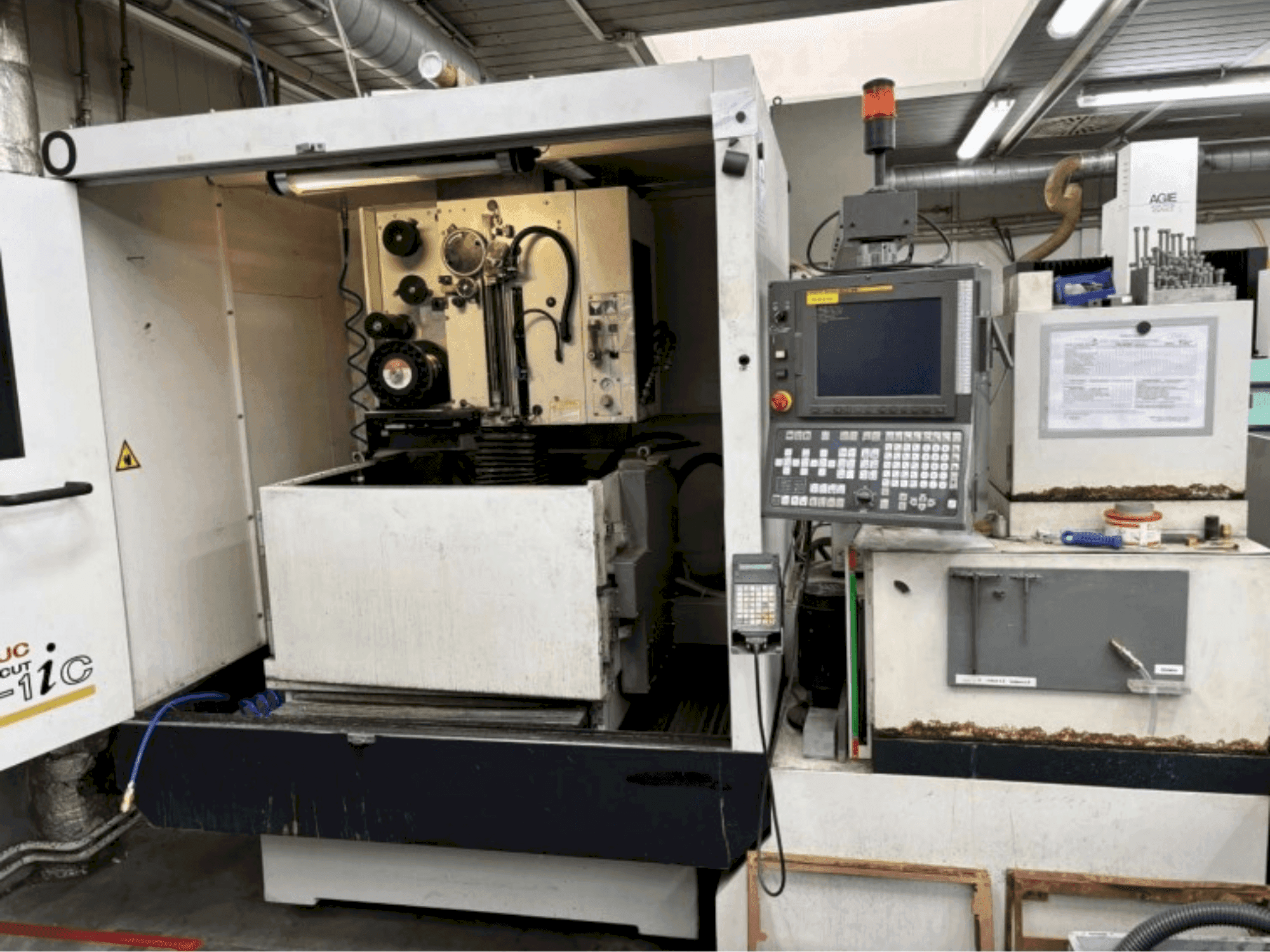 Vista frontal de la máquina FANUC ROBOCUT alpha-1iC
