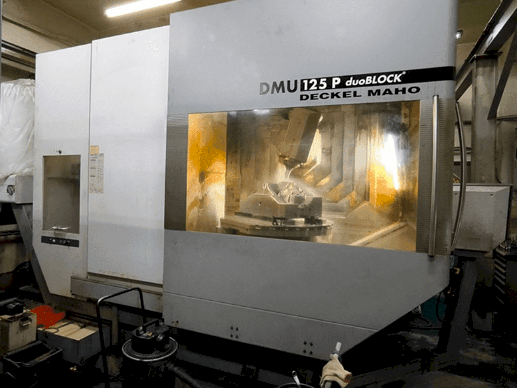 Vista frontal de la máquina DECKEL MAHO DMU 125 P duoBLOCK