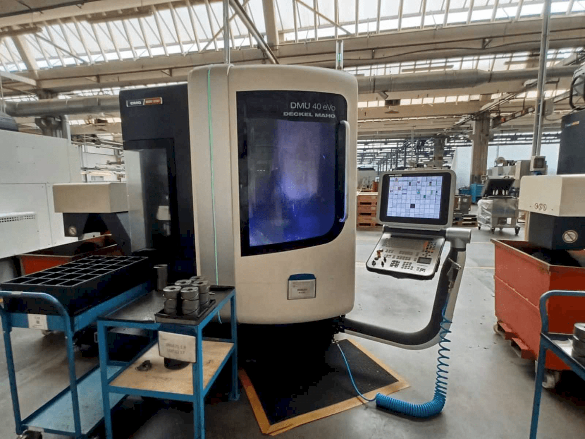 Vista frontal de la máquina DMG DMU 40 evo
