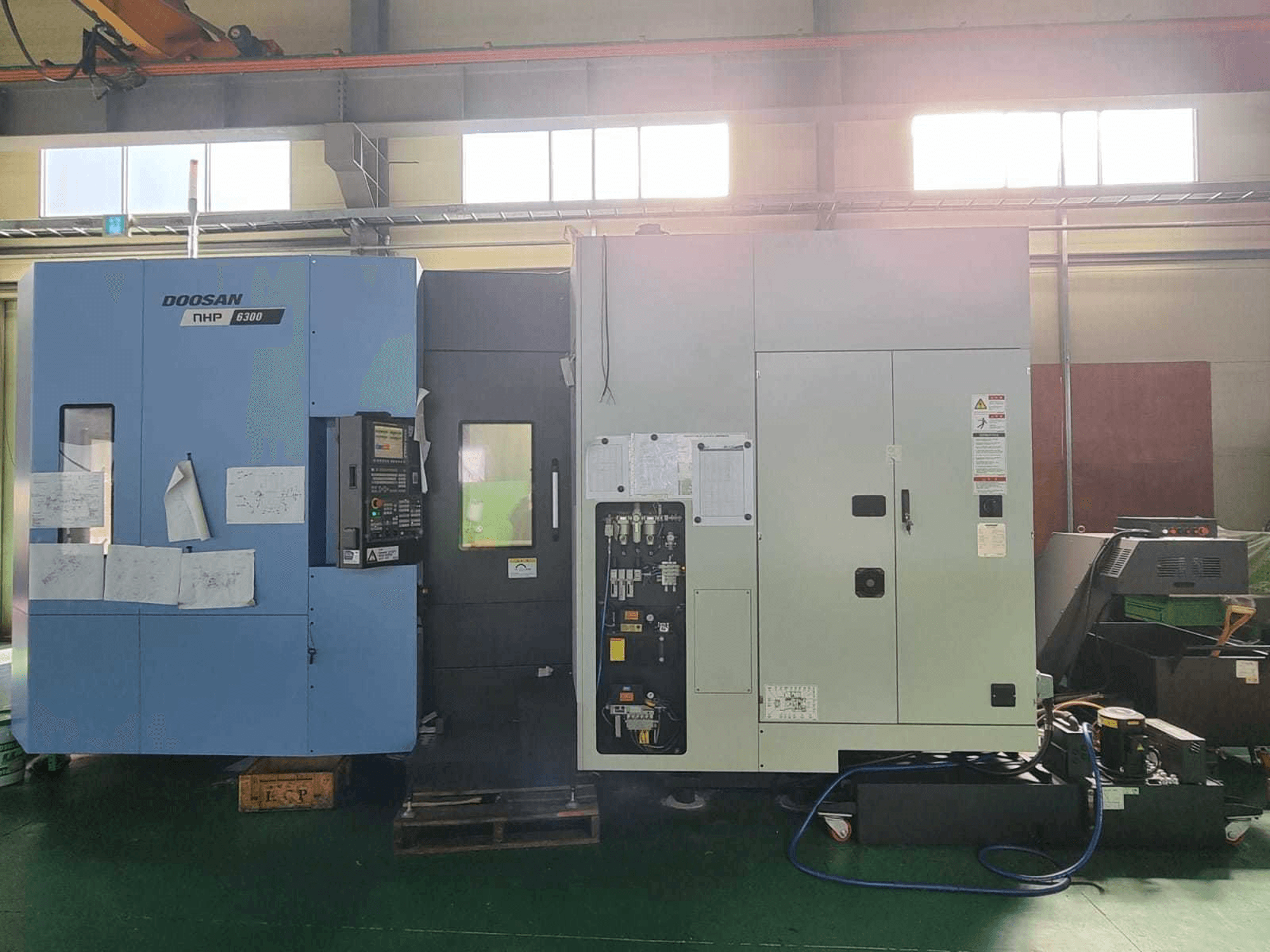Vista frontal de la máquina Doosan NHP 6300