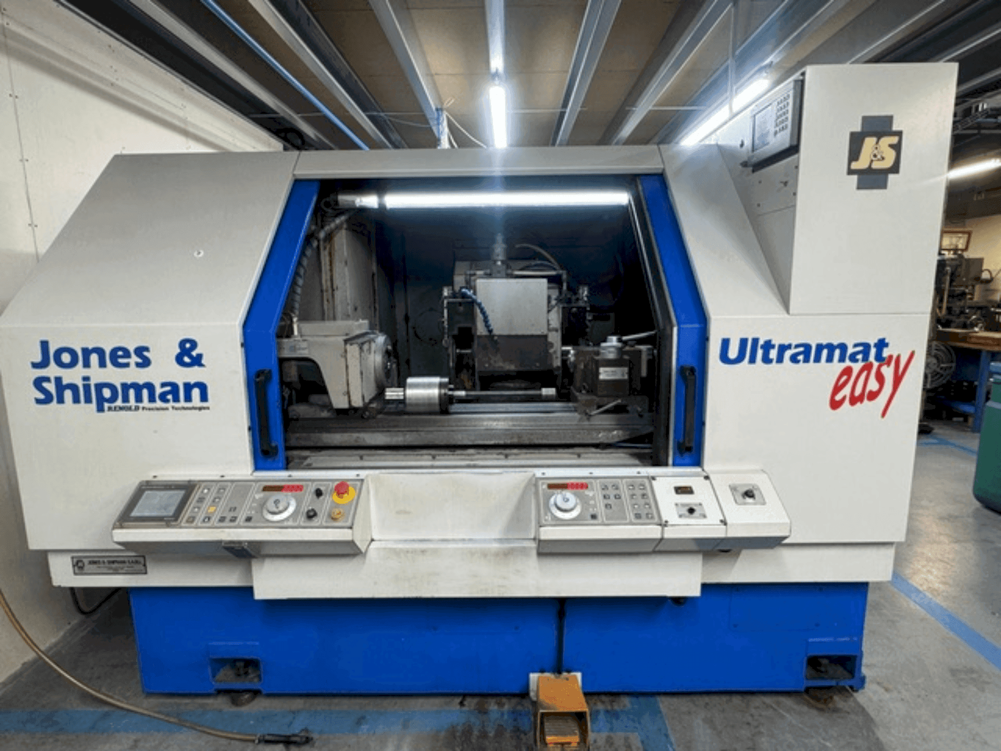 Vista frontal de la máquina Jones & Shipman ULTRAMAT EASY CNC