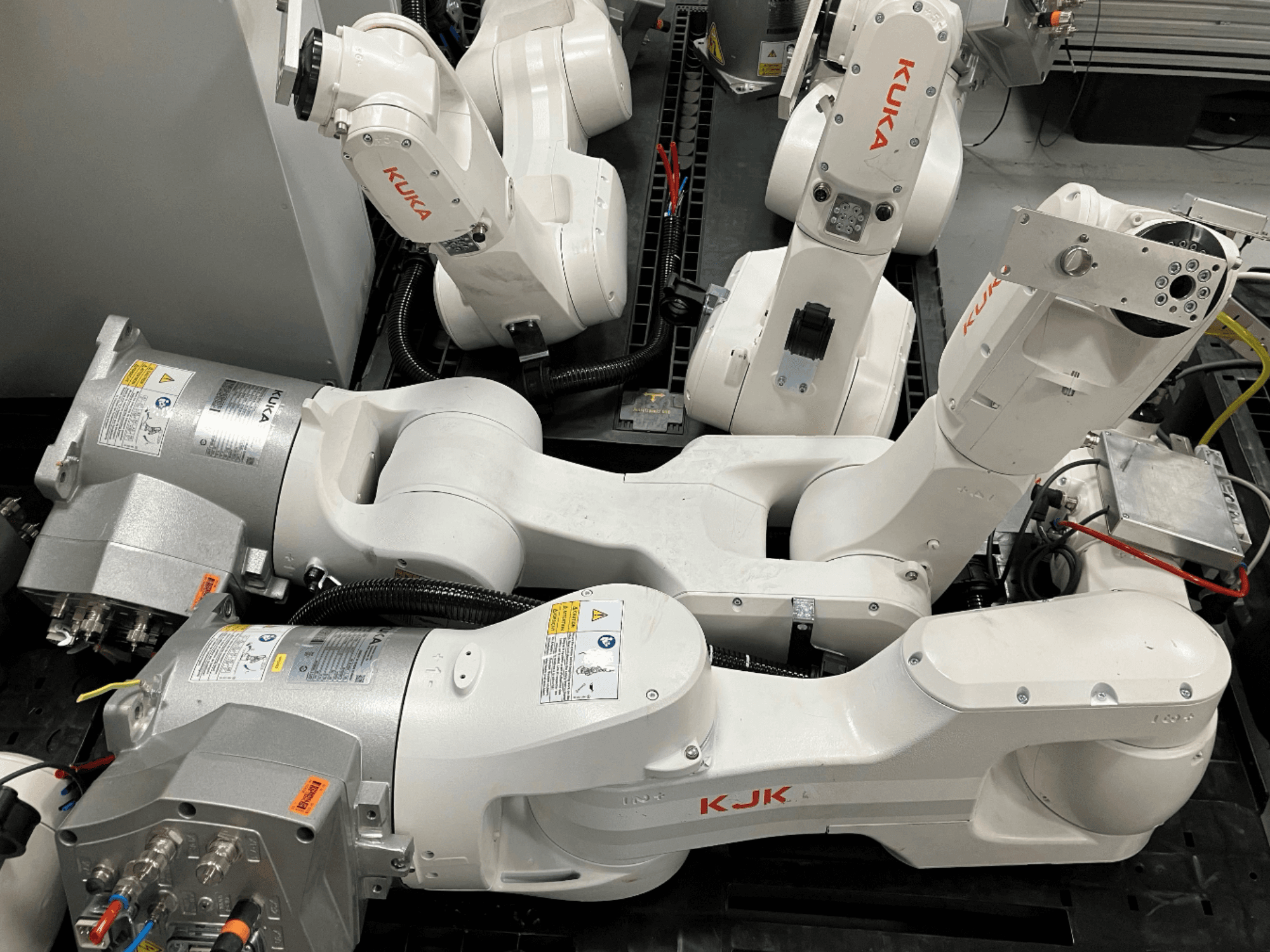 Brazo robótico KUKA KR 10 R900 CR en una vista lateral, mostrando la estructura de la articulación, los motores y los detalles del cableado.