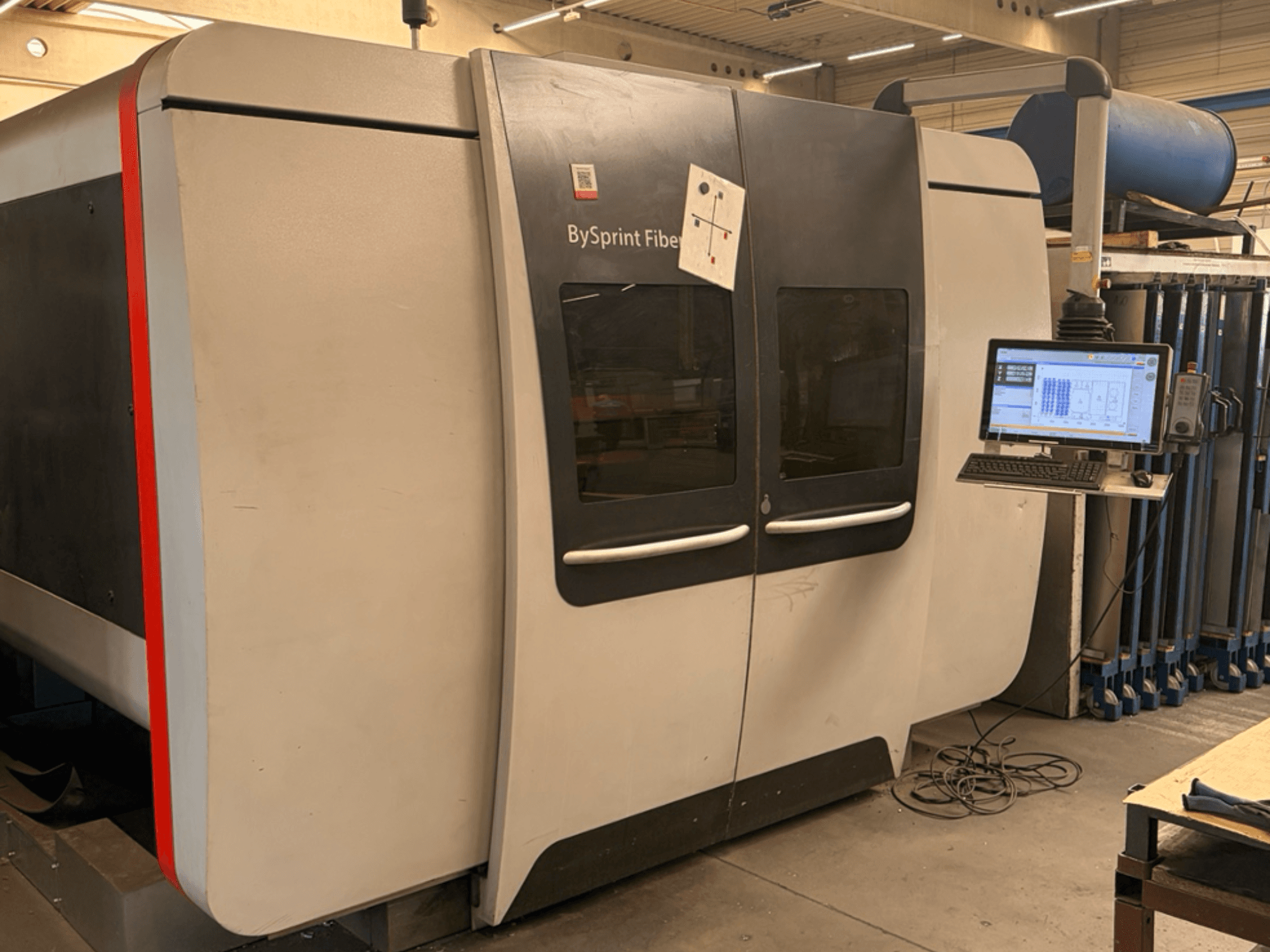 Bystronic BySprint Fiber 3015, vista frontal de la máquina de corte por láser de fibra con panel de control táctil y configuración industrial.