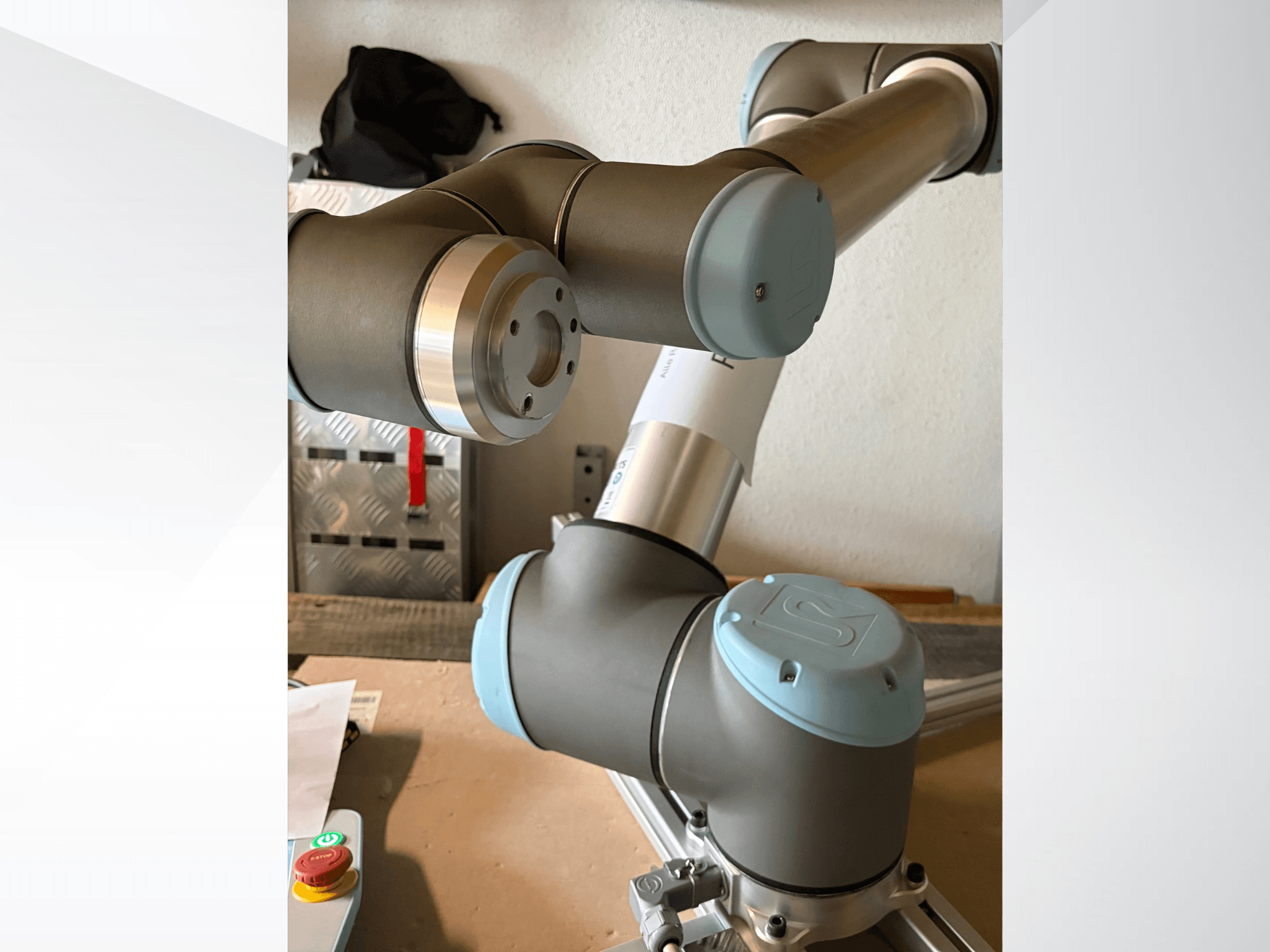 Vista lateral en primer plano de un brazo robótico Universal Robots UR10, destacando las articulaciones y los elementos de diseño gris-azul.