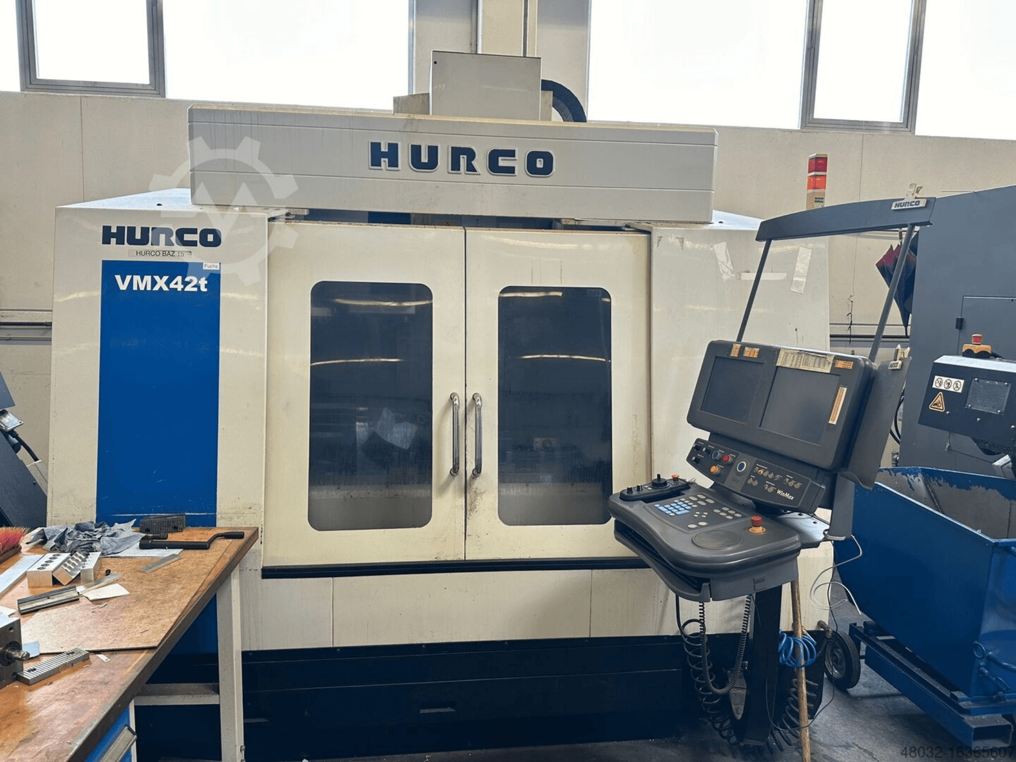 Centro de mecanizado vertical Hurco VMX42t, vista frontal, en la que se aprecian el panel de control y el interior, con las piezas de trabajo y las herramientas.