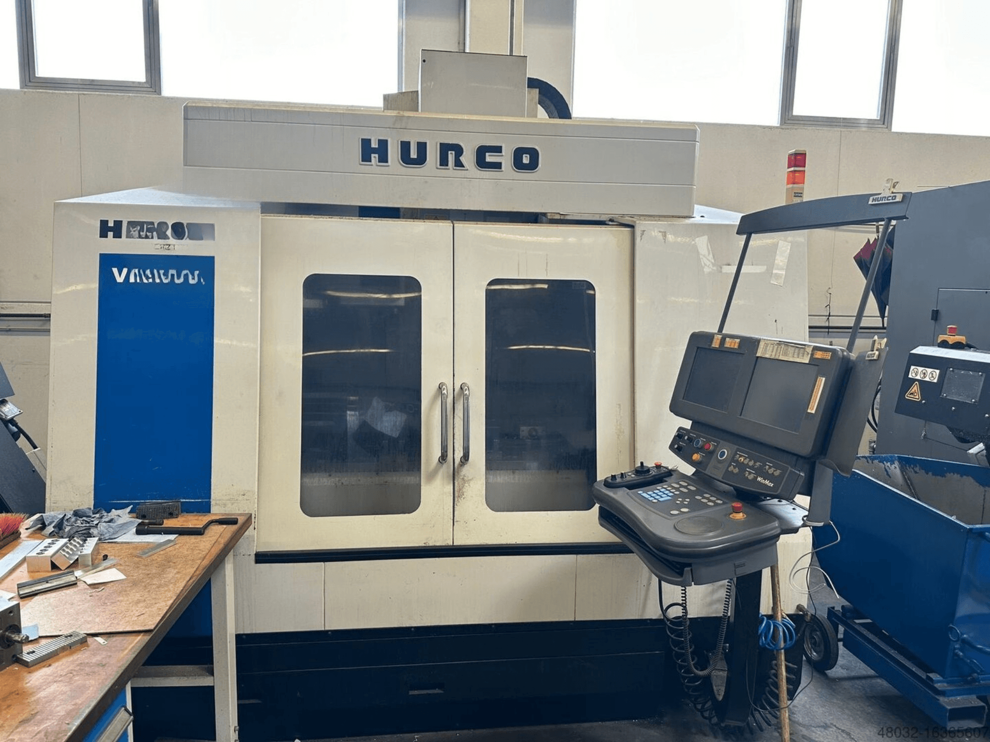 Centro de mecanizado vertical Hurco VMX42t, equipado con un panel de control y amplias ventanas de visualización, mostrado en un entorno de taller.