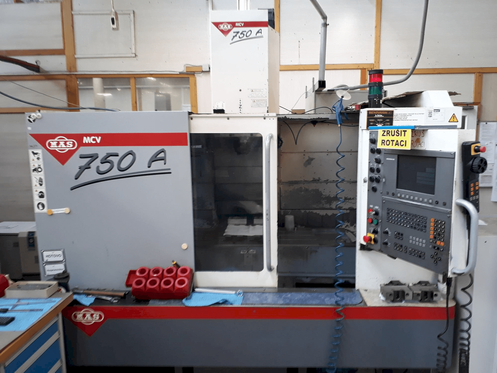 Vista frontal de la máquina KOVOSVIT MAS MCV 750A
