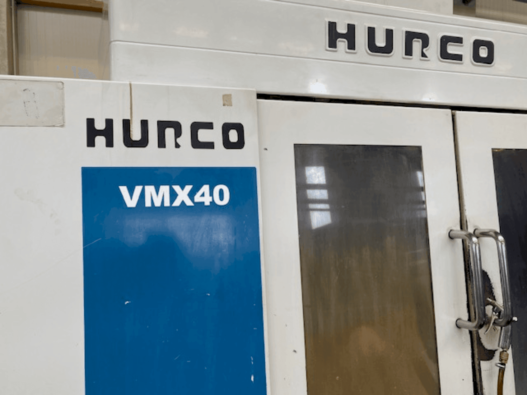 Vista frontal de la máquina Hurco VMX 40