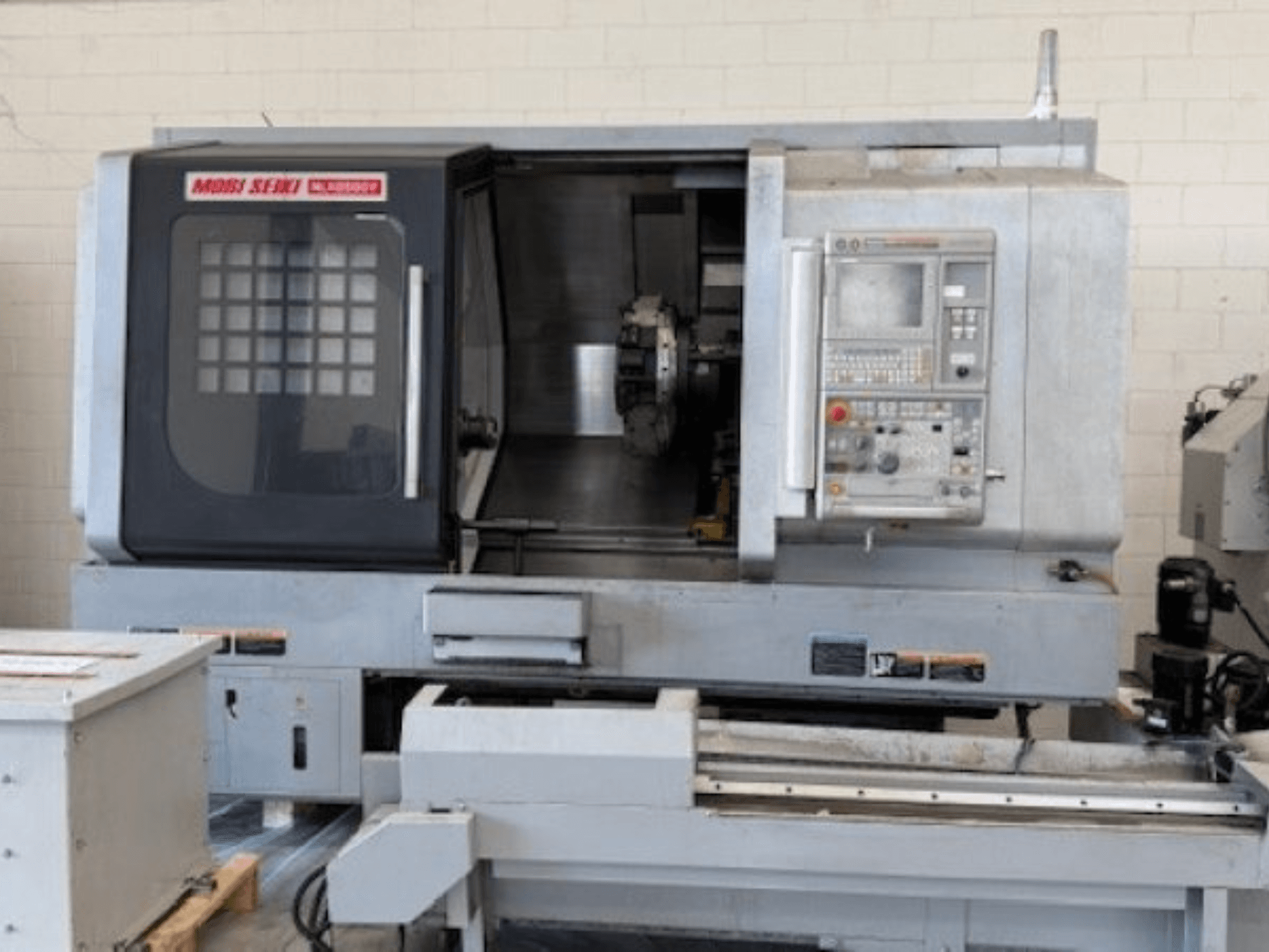 Tornero horizontal MORI SEIKI NLX 2500Y, vista frontal, mostrando el panel de control y la zona de trabajo.