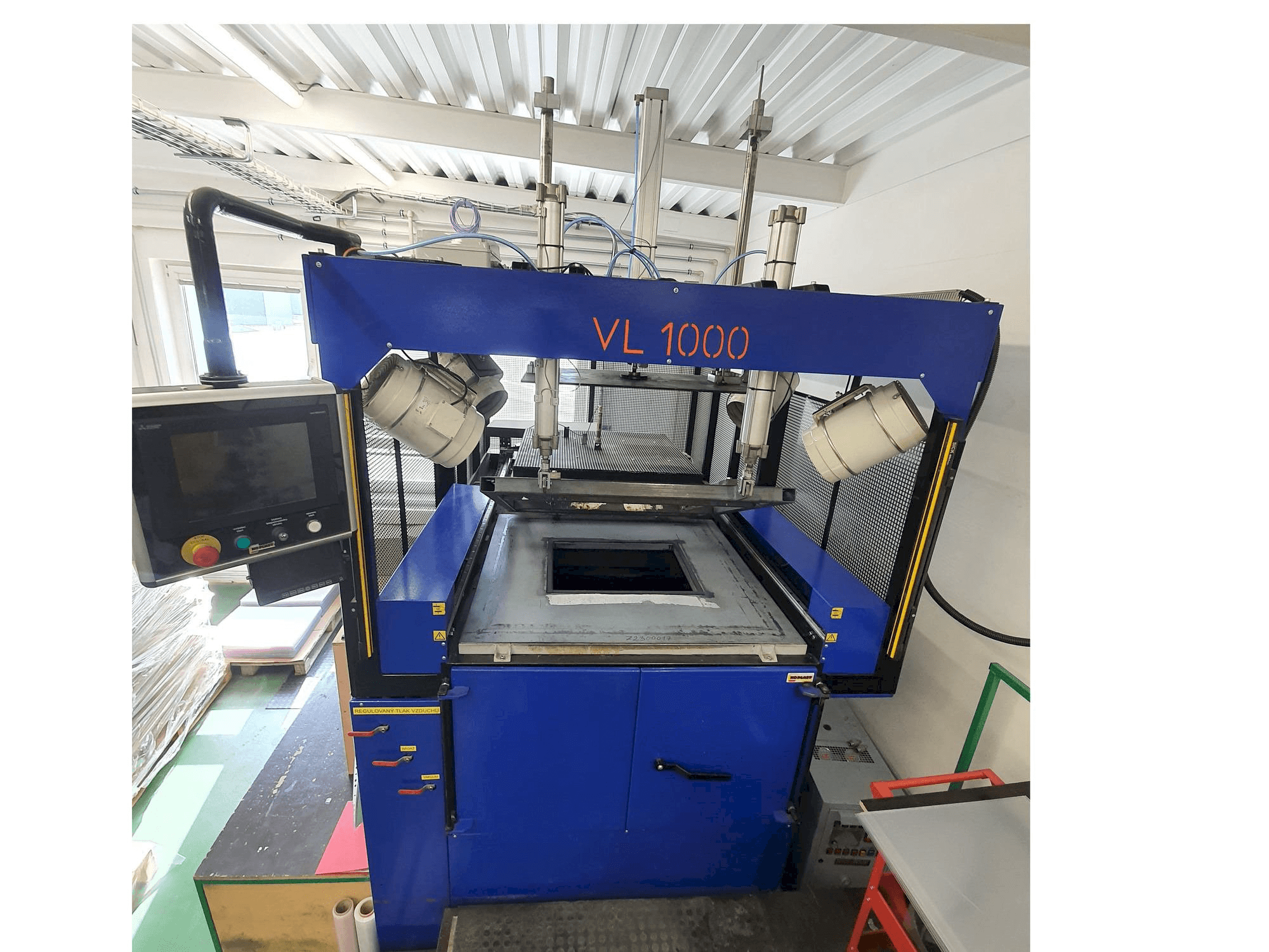 Vista frontal de la máquina Koplast VL 1000