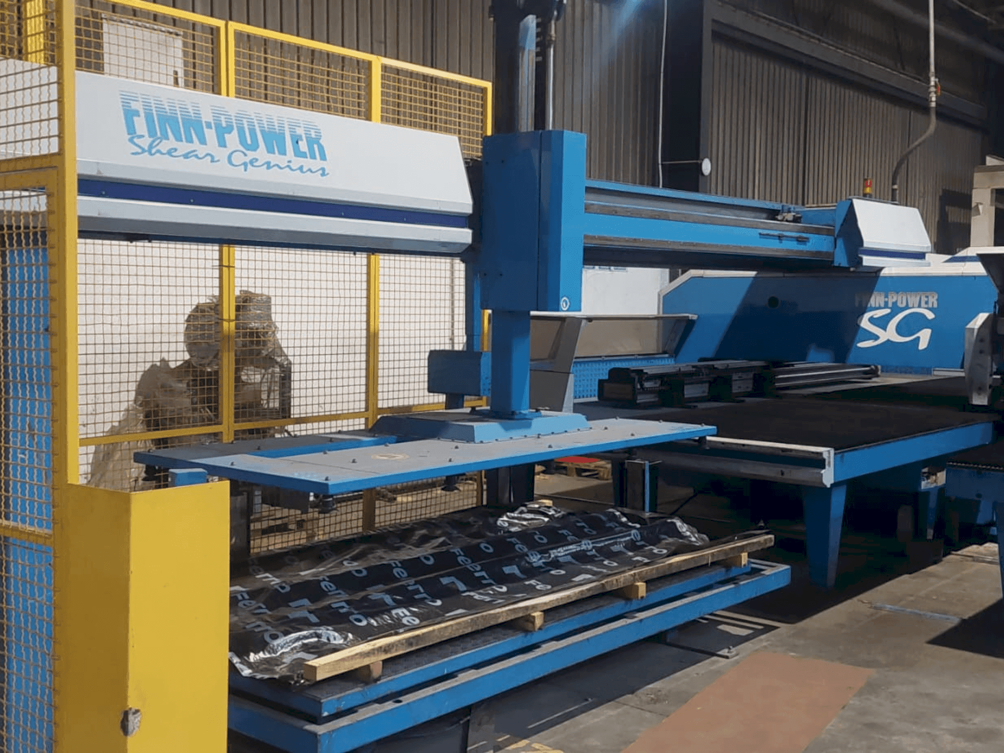 Vista frontal de la máquina Finn-Power Shear Genius TRS 6 SBU