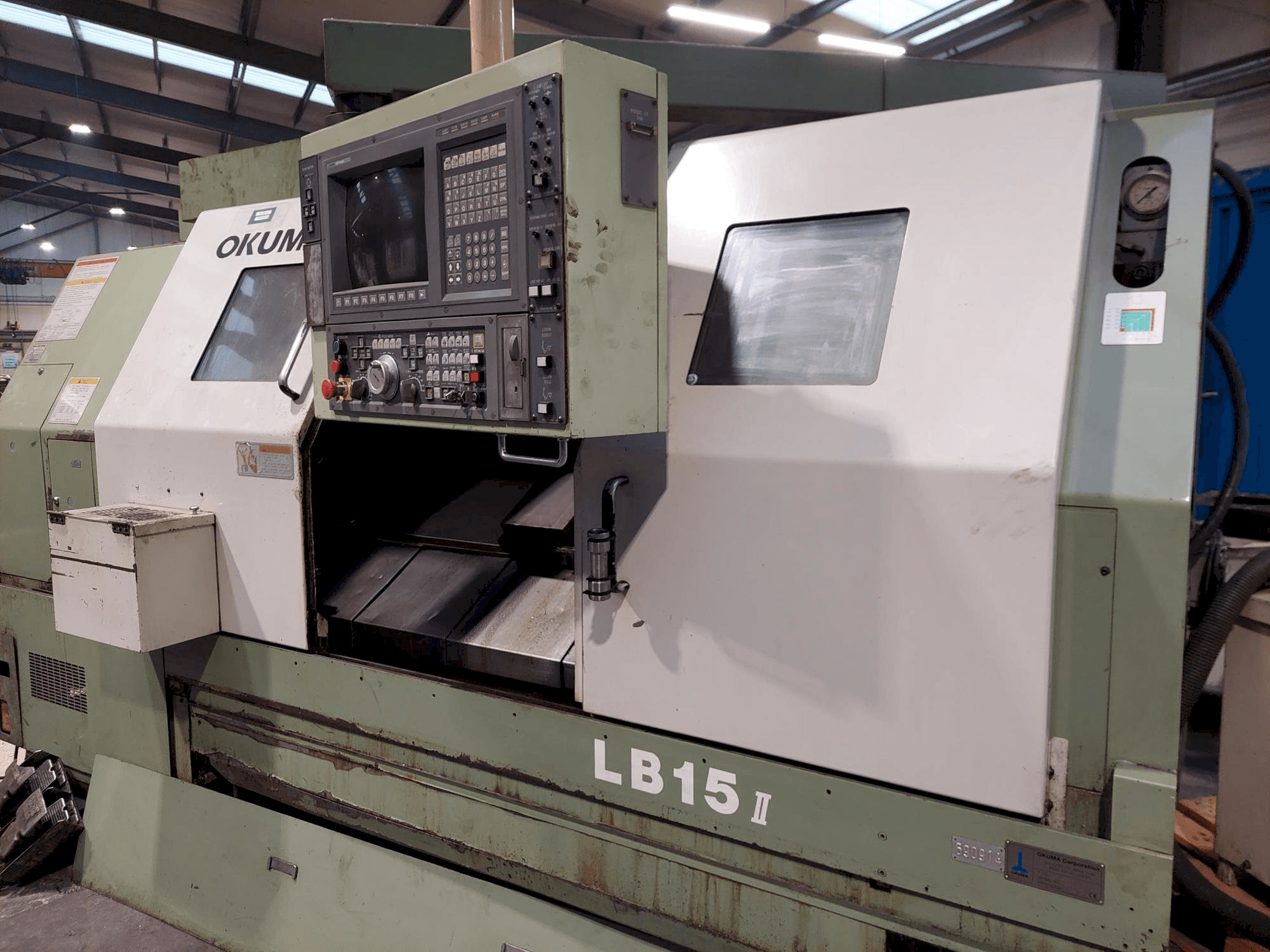 Vista frontal de la máquina Okuma LB15