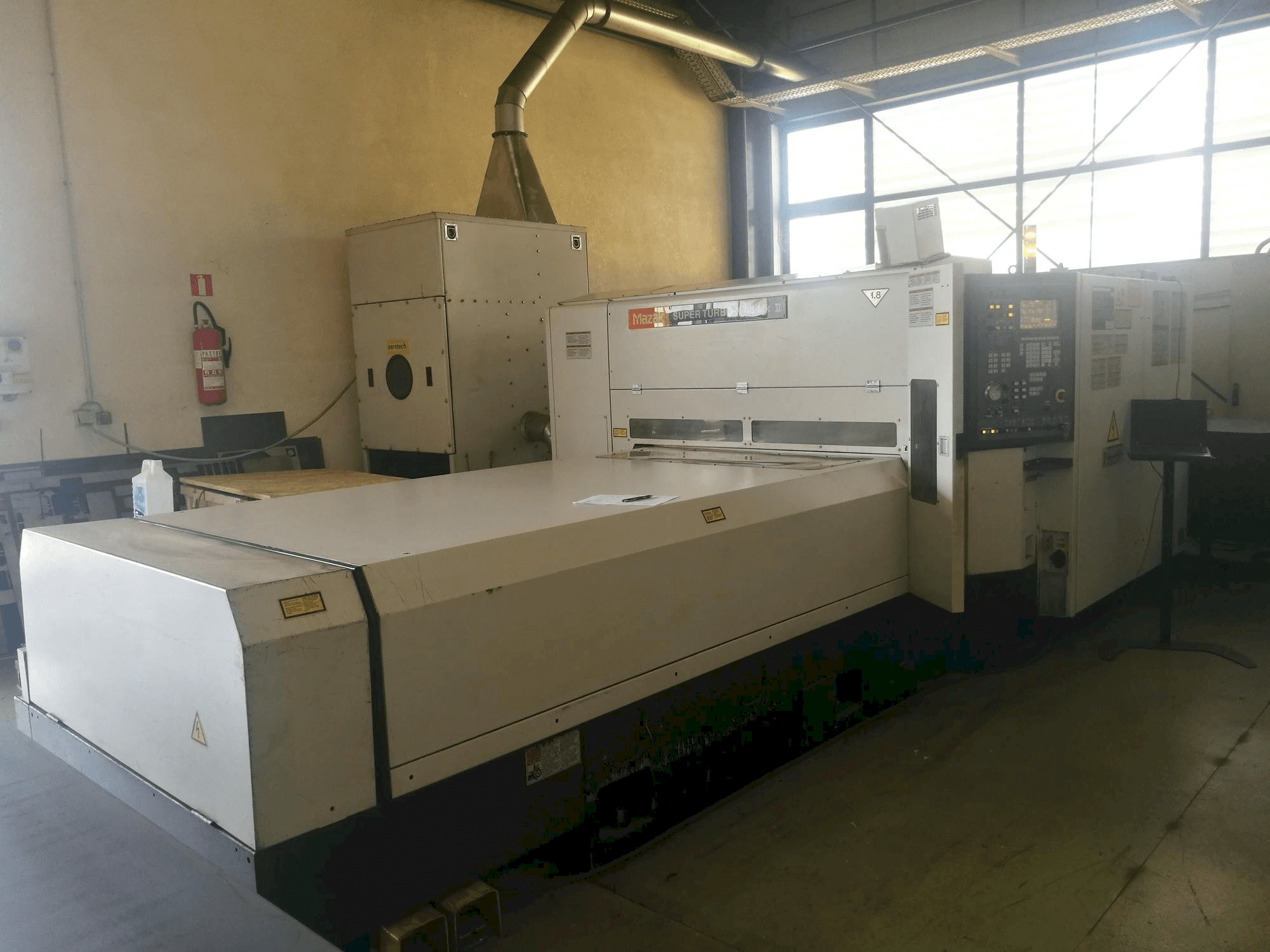 Vista frontal de la máquina Mazak Super Turbo-X 48 Mk II