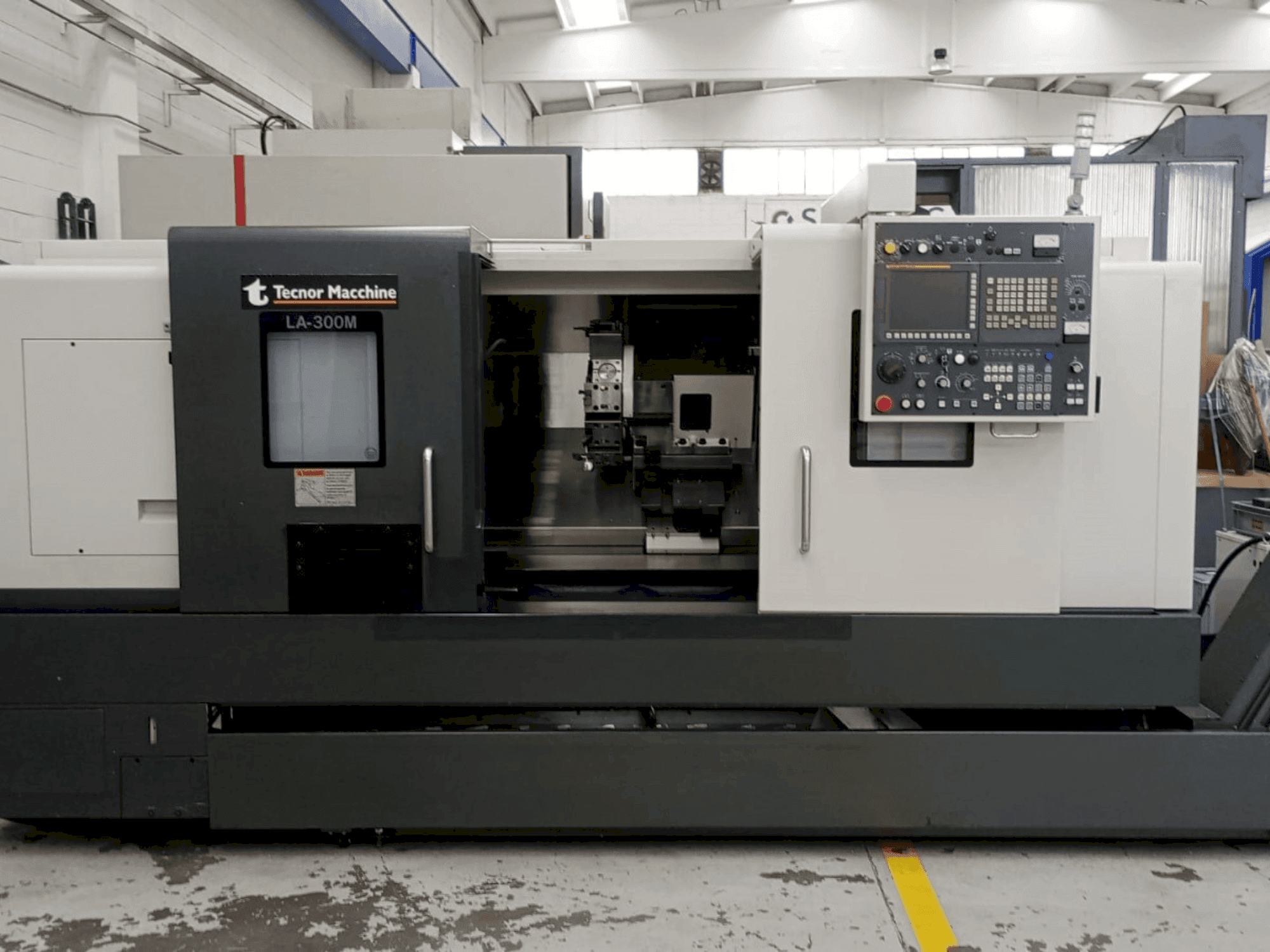 Vista frontal de la máquina Takisawa LA-300 CNC