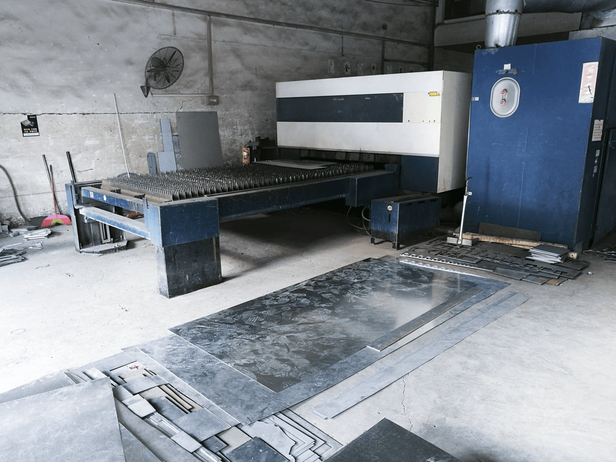 Mesa de trabajo vista derecha de la máquina Trumpf TruLaser 3030