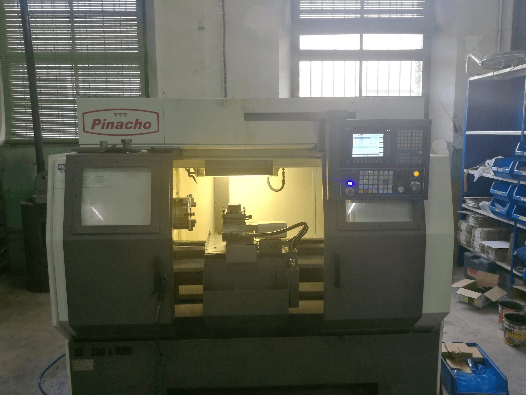 Vista frontal de la máquina Pinacho SE-200