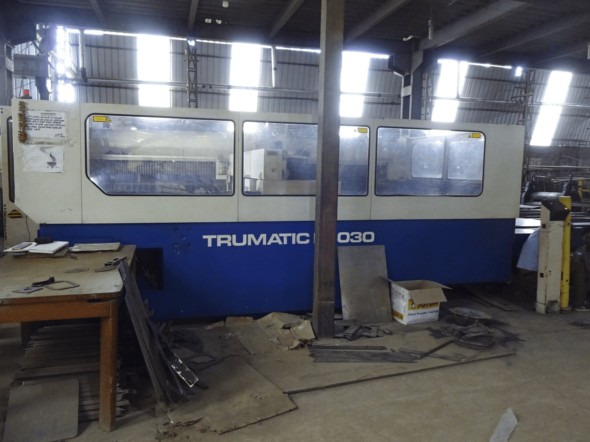 Vista frontal de la máquina Trumpf Trumatic L3030