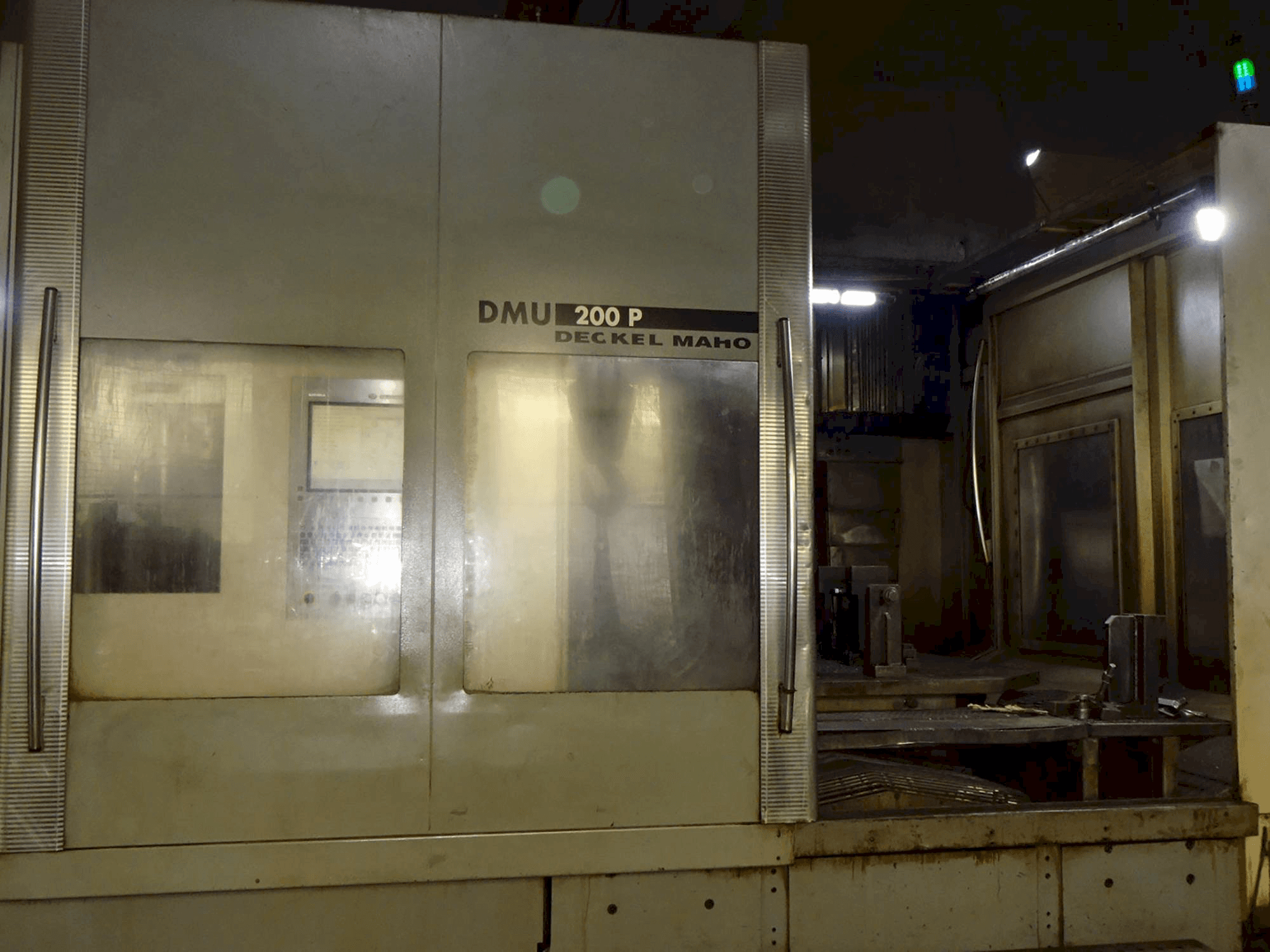 Vista frontal de la máquina DECKEL MAHO DMU 200P