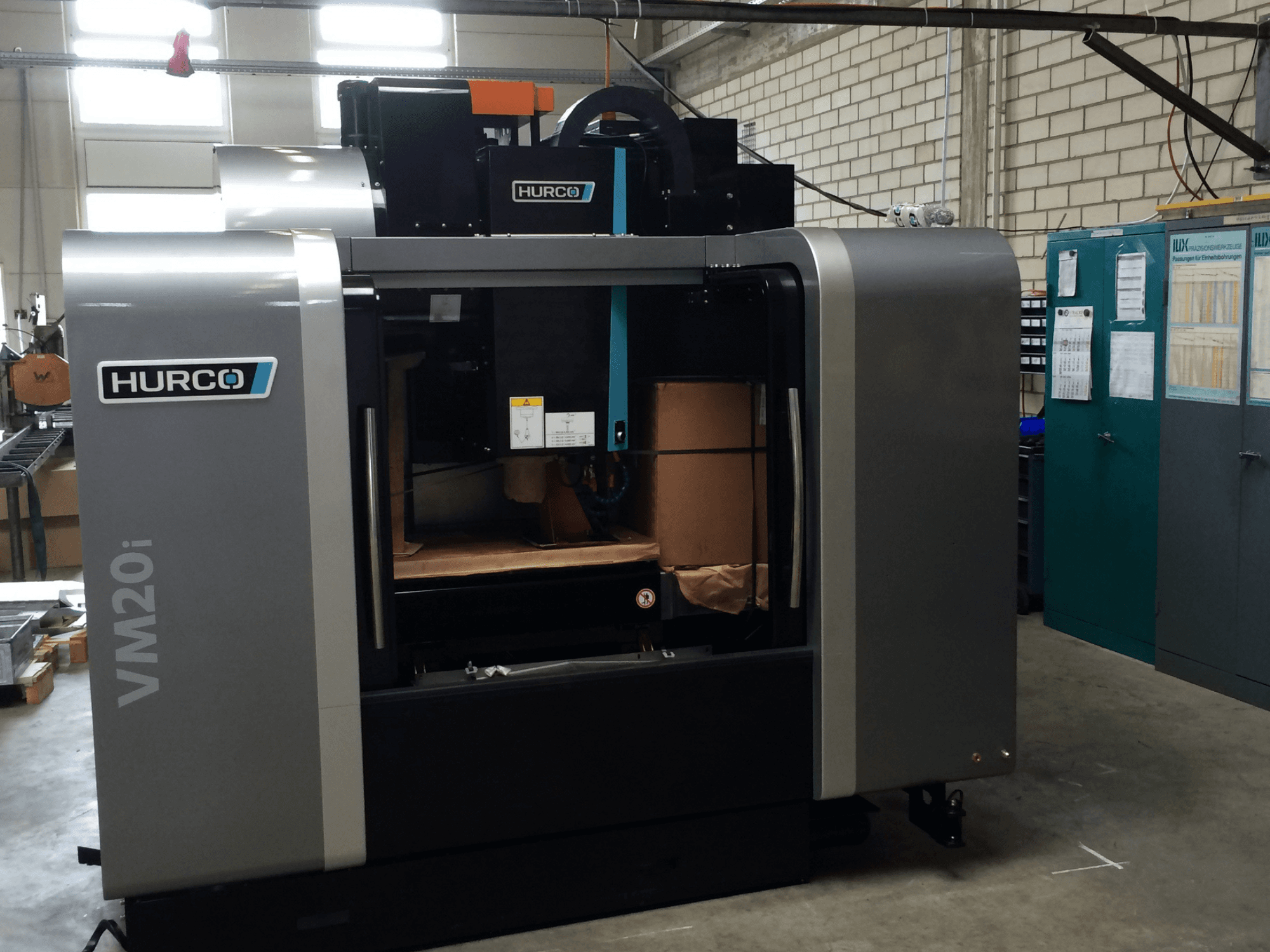 Centro de mecanizado vertical Hurco VM20i, vista frontal, en la que se aprecian el diseño, el panel de control y la zona de herramientas abierta.