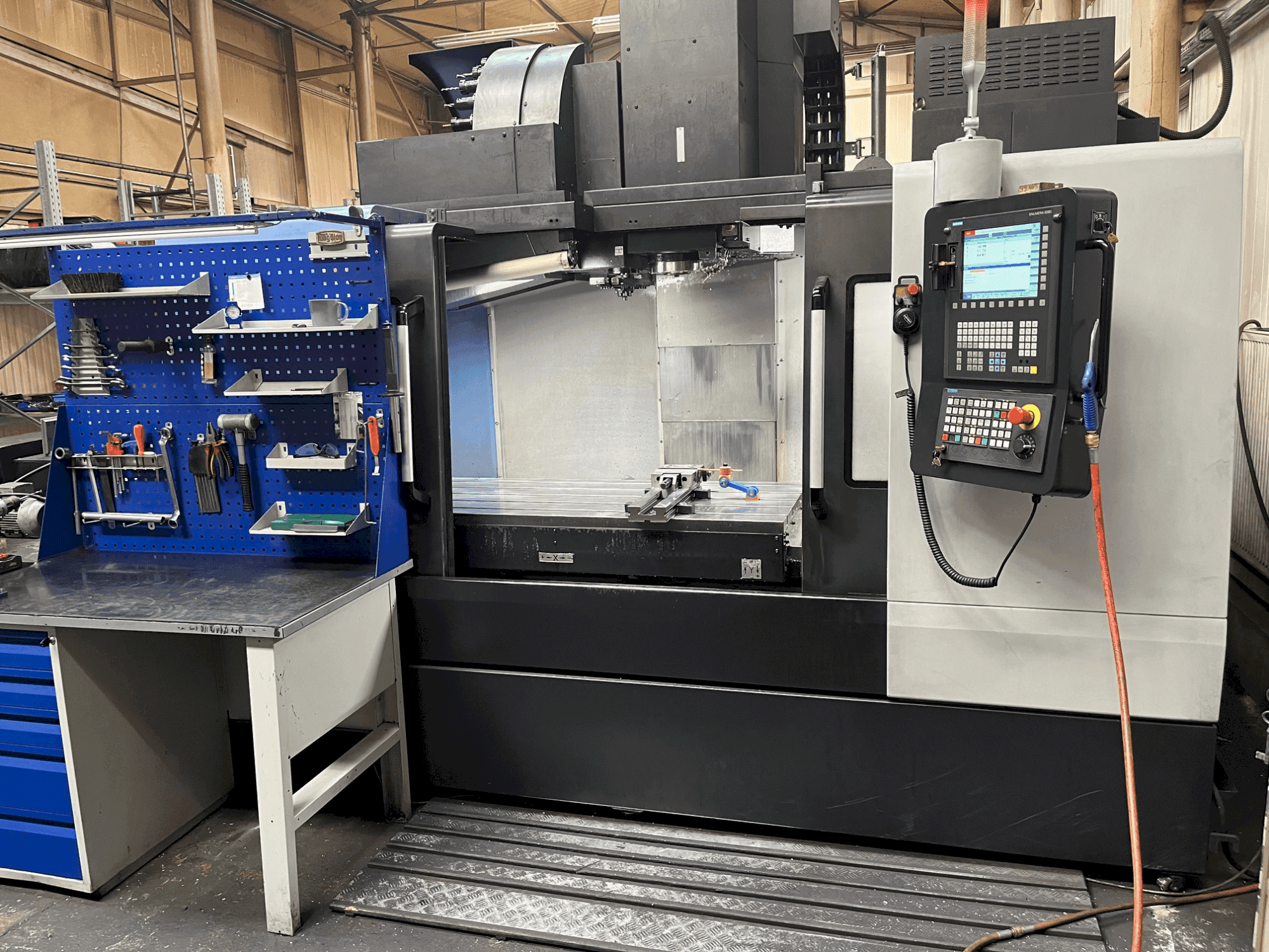 Vista frontal de la máquina DOOSAN DNM 6700