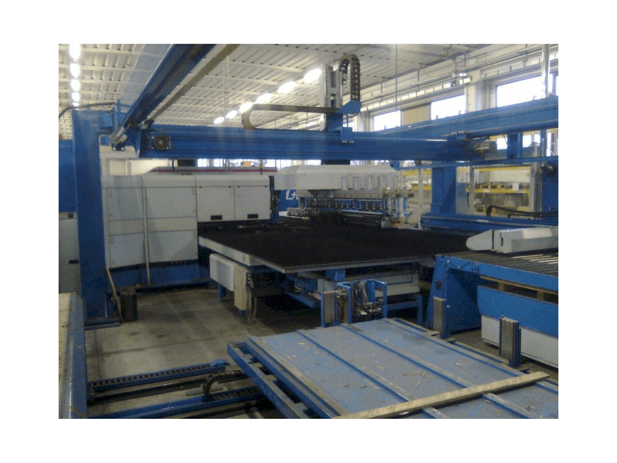 Vista frontal de la máquina Finn-Power LP6