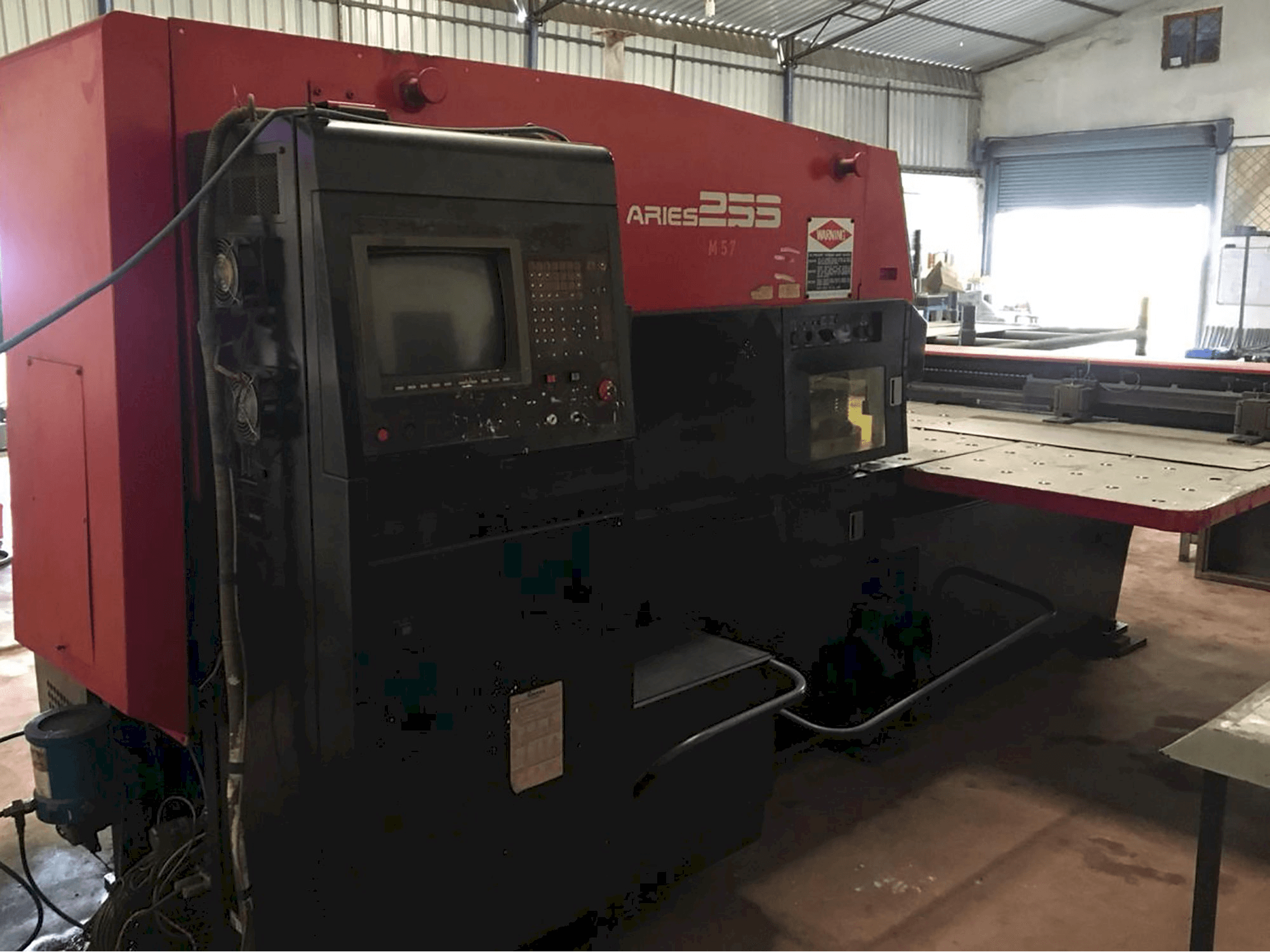 Vista izquierda de la máquina AMADA ARIES 255