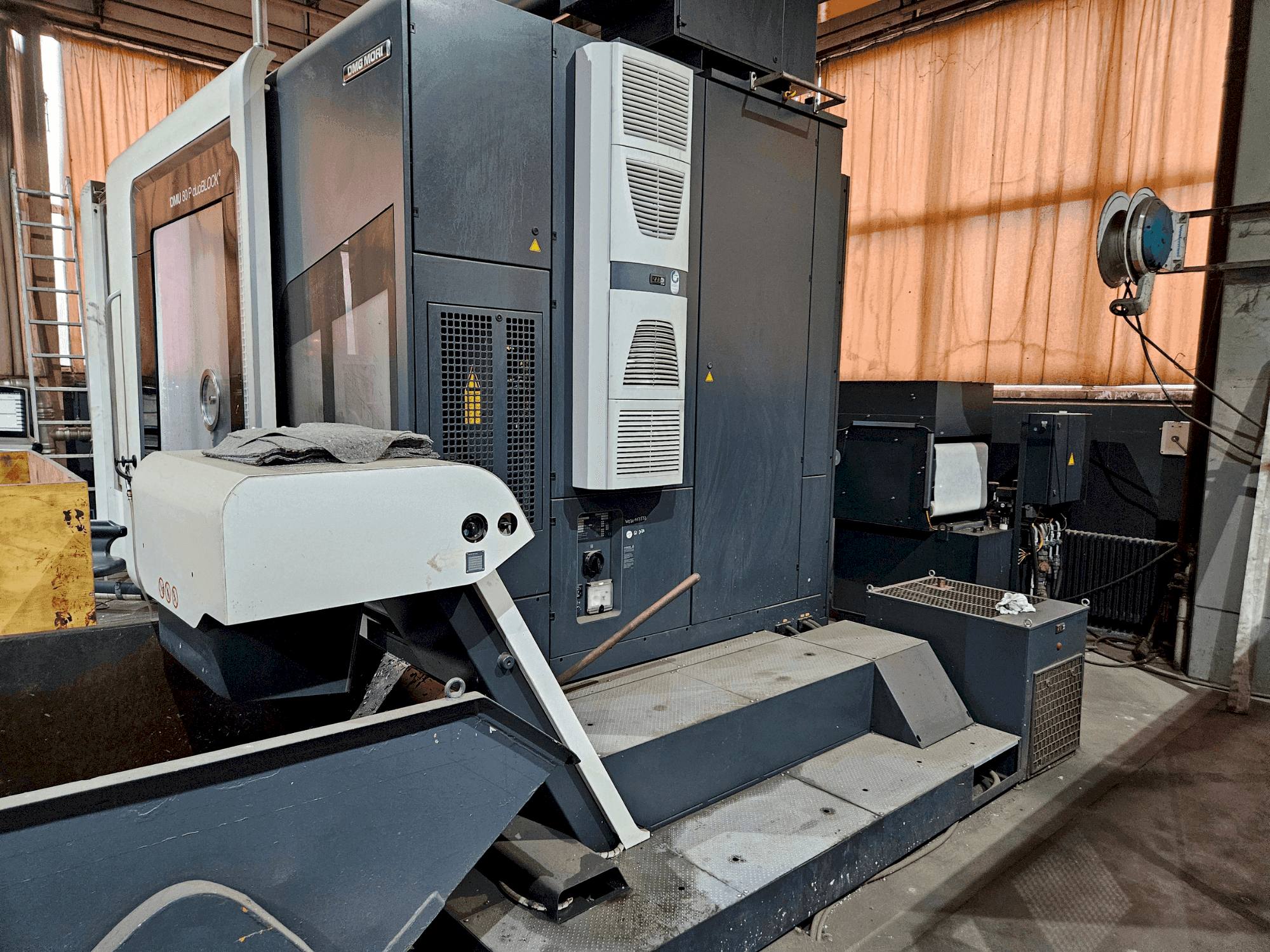 Vista frontal de la máquina DMG MORI DMU 80 P duoBLOCK